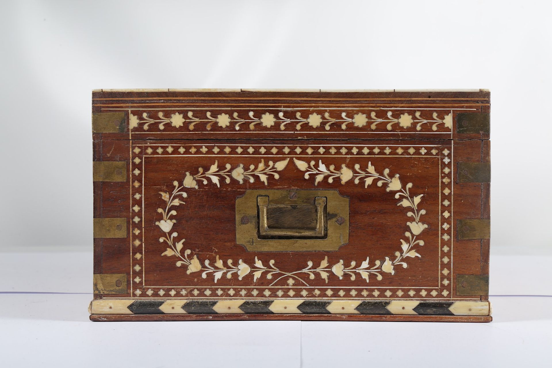 AN ANGLO-INDIAN BRASS-BOUND IVORY-INLAID WRITING BOX  Hoshiarpur, India, 19th century  Of - Bild 8 aus 11