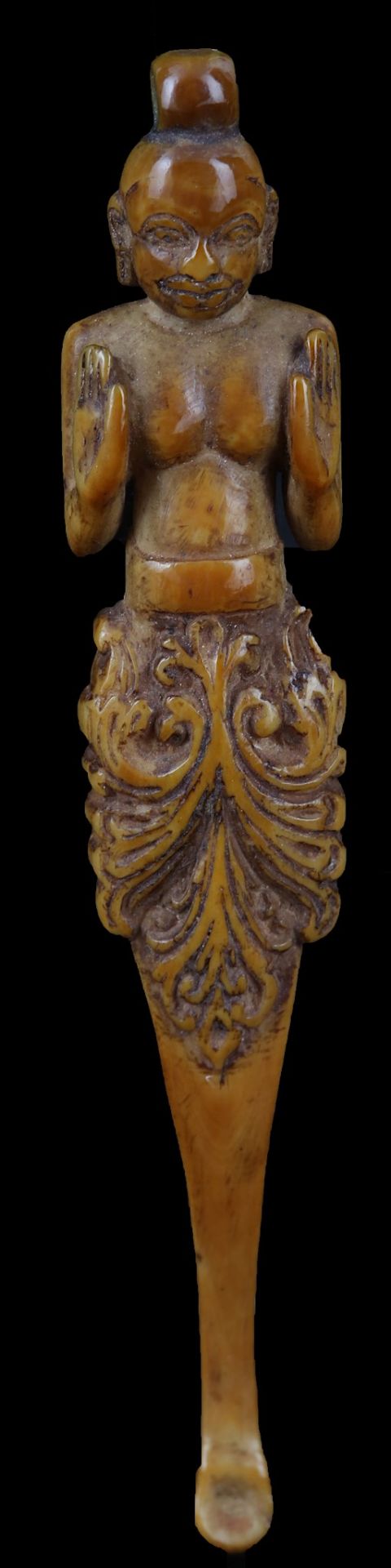 A MISCELLANEOUS GROUP OF SINHALESE IVORY CARVINGS - Image 3 of 4