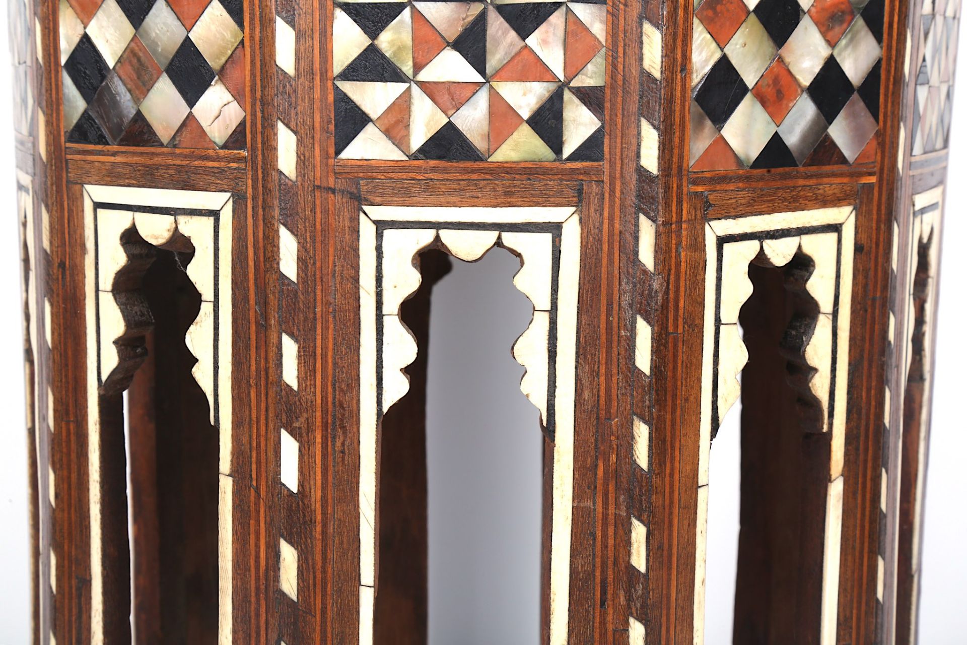 AN OTTOMAN HARDWOOD AND MOTHER-OF-PEARL-INLAID OCC - Bild 7 aus 9