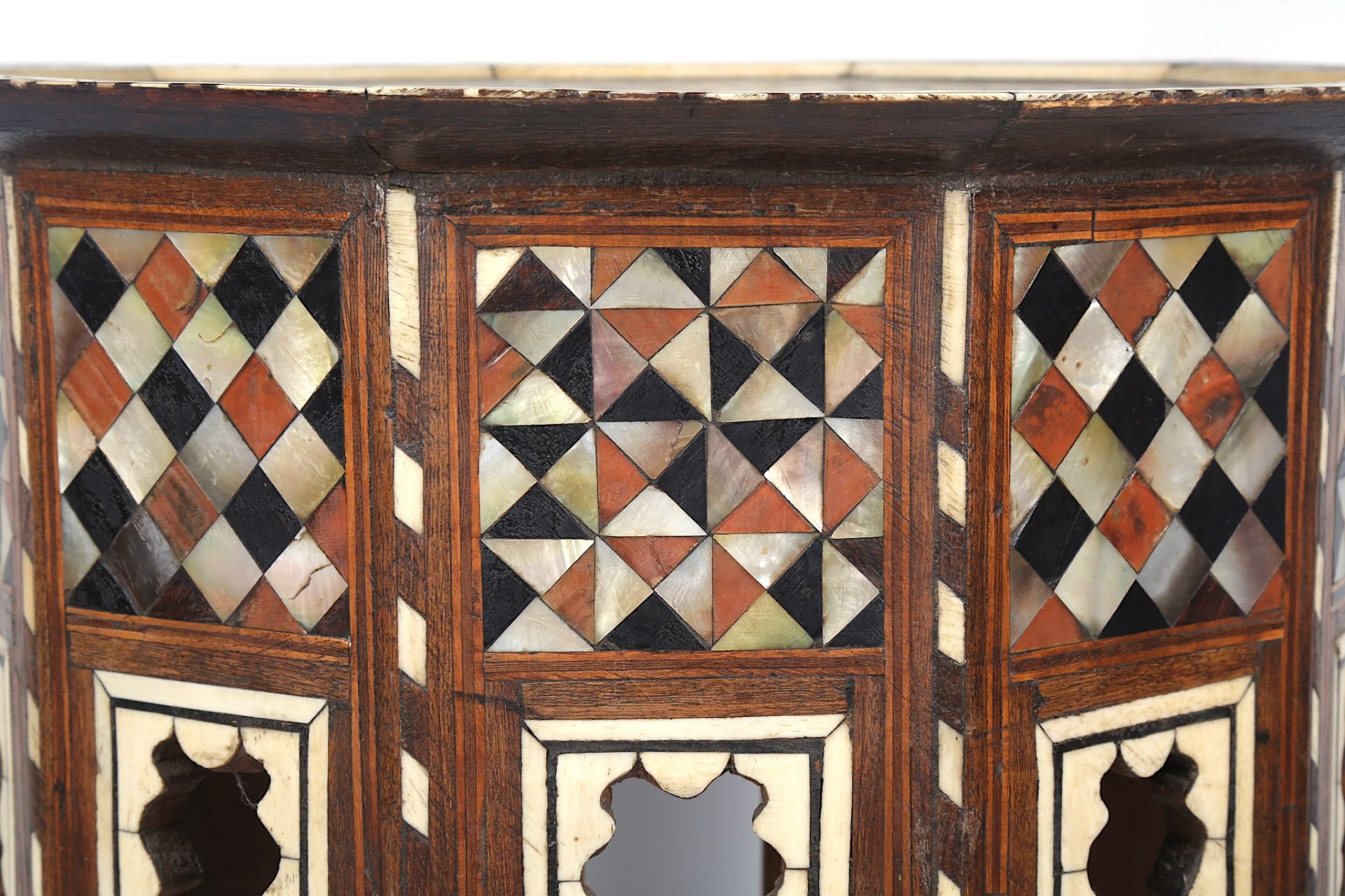 AN OTTOMAN HARDWOOD AND MOTHER-OF-PEARL-INLAID OCC - Bild 6 aus 9