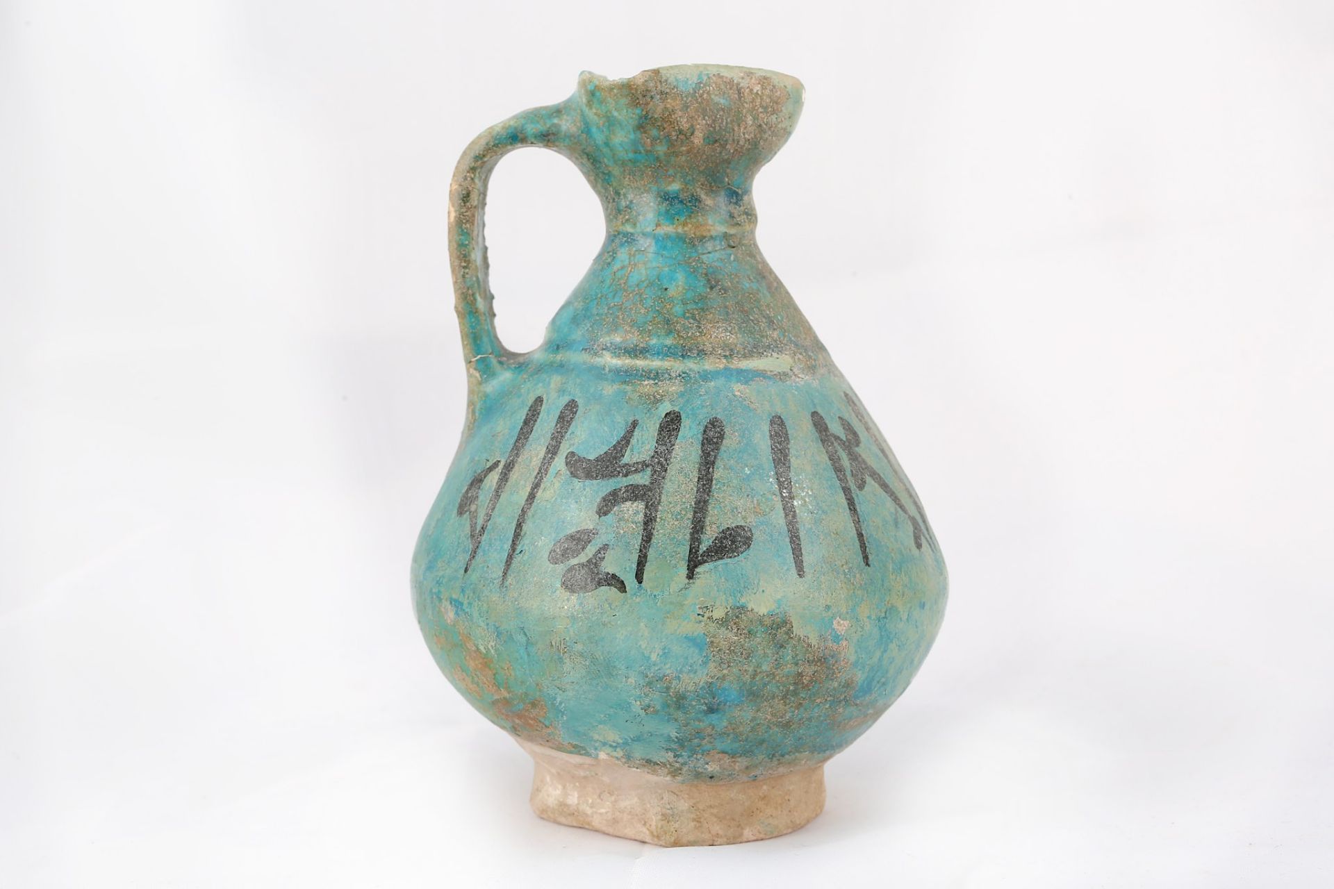 A TURQUOISE-GLAZED POTTERY JUG WITH PSEUDO-KUFIC I - Image 4 of 5