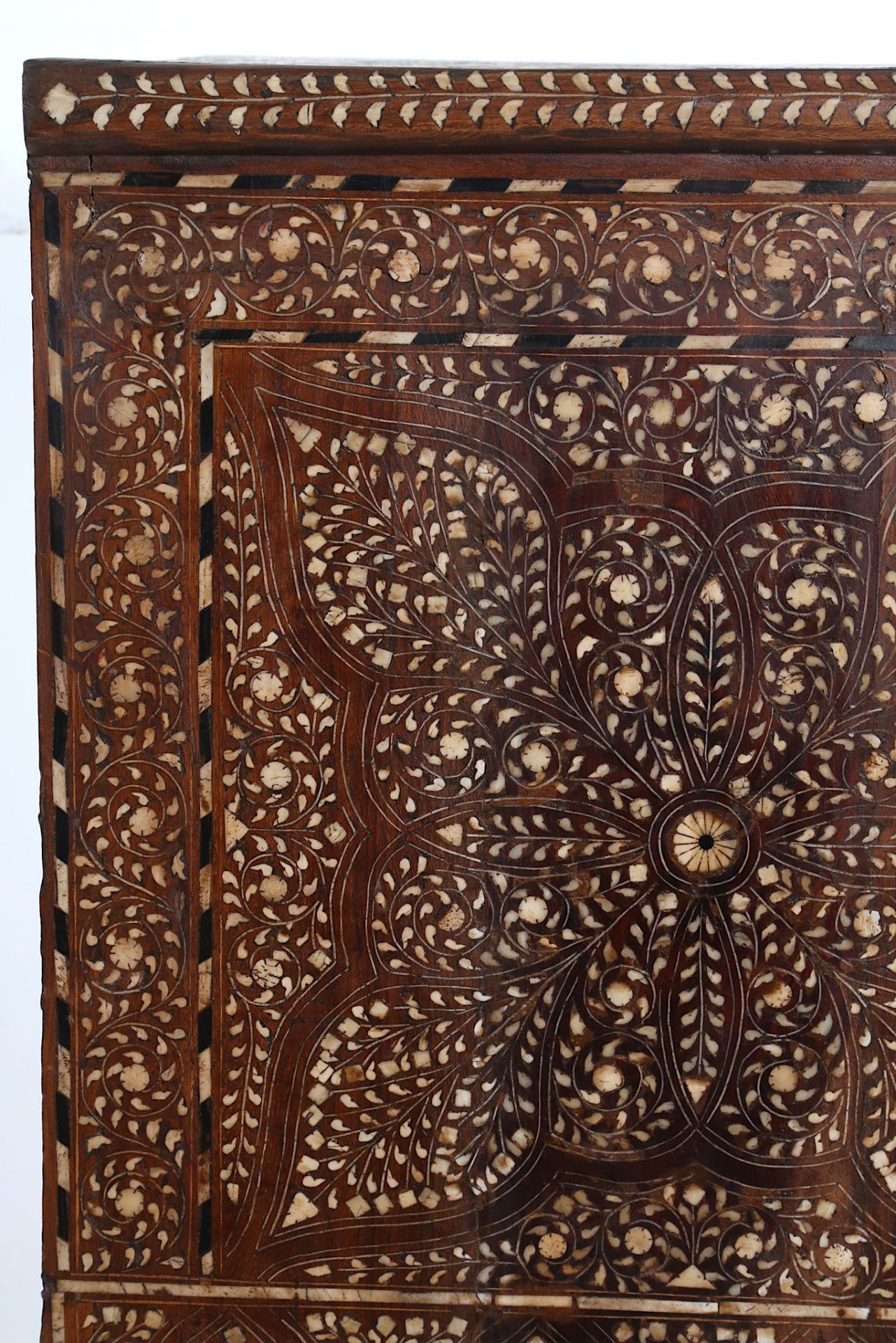 A NORTH INDIAN IVORY AND BONE-INLAID CHEST OF DRAWERS Hoshiarpur, India, early 20th century Of - Bild 12 aus 12