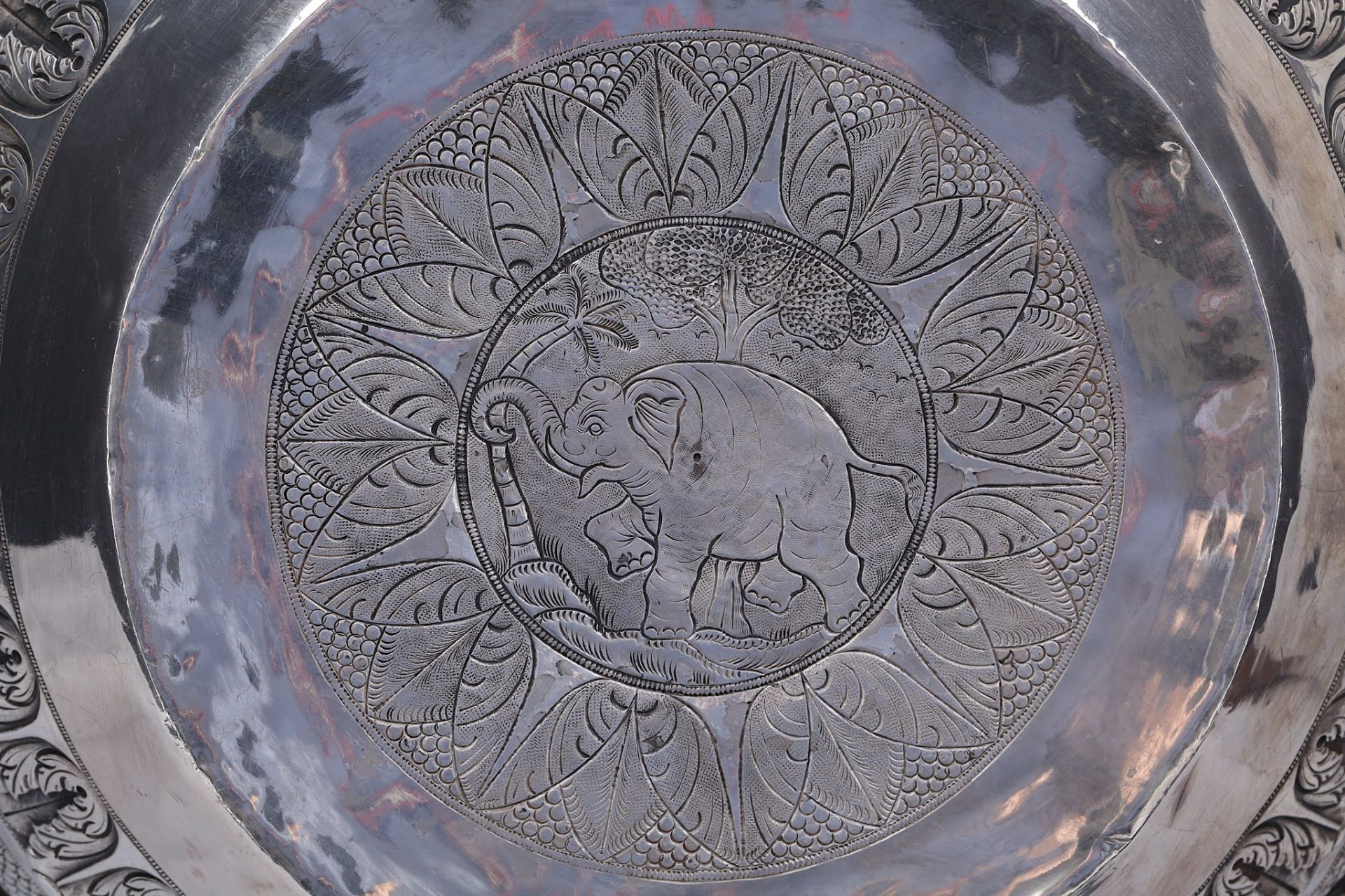 A LARGE INDIAN SILVER REPOUSSÉ BOWL Lucknow, North - Image 3 of 7