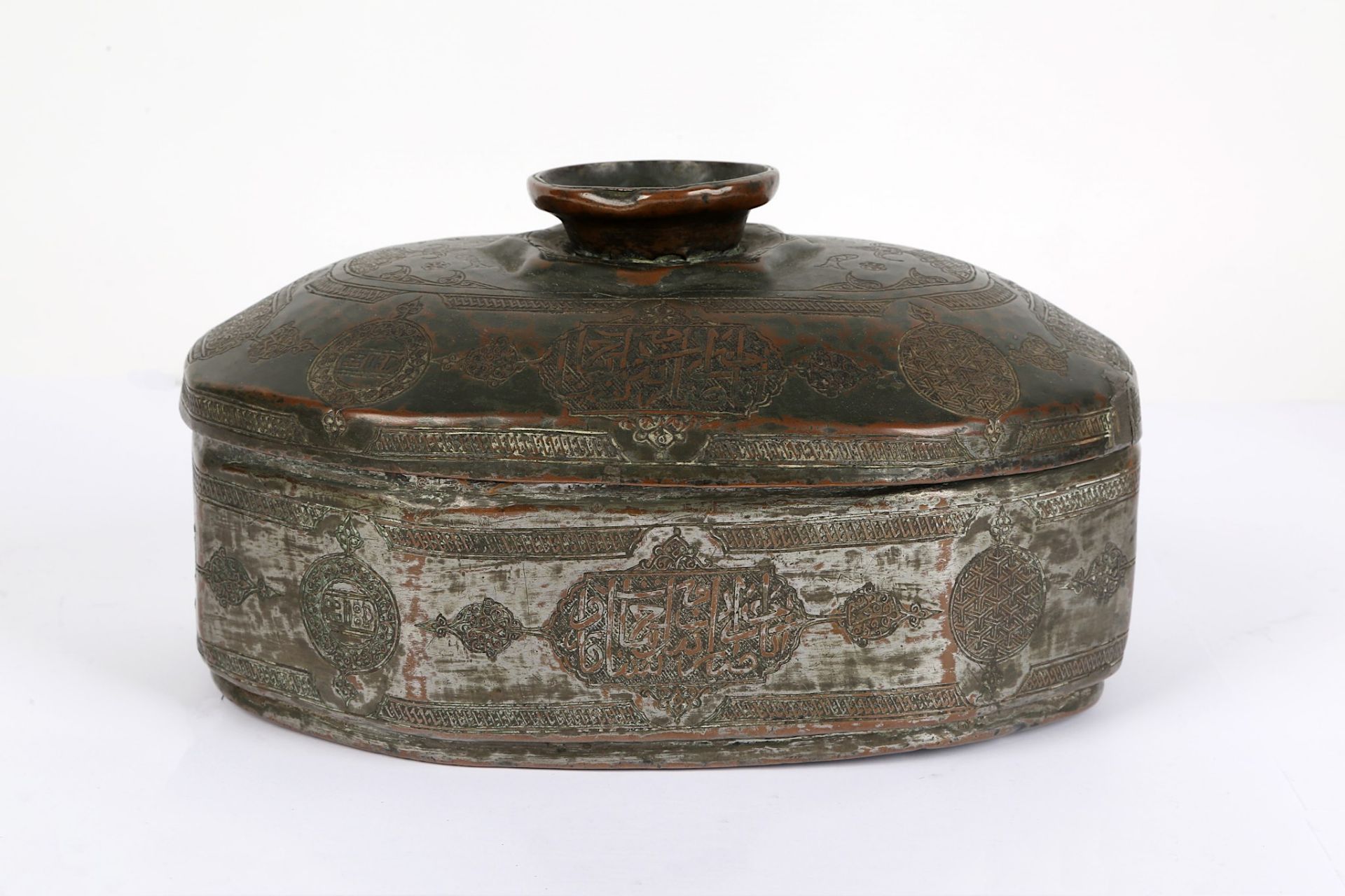 A MAMLUK TINNED COPPER CANTEEN Egypt, late 15th - - Bild 5 aus 7