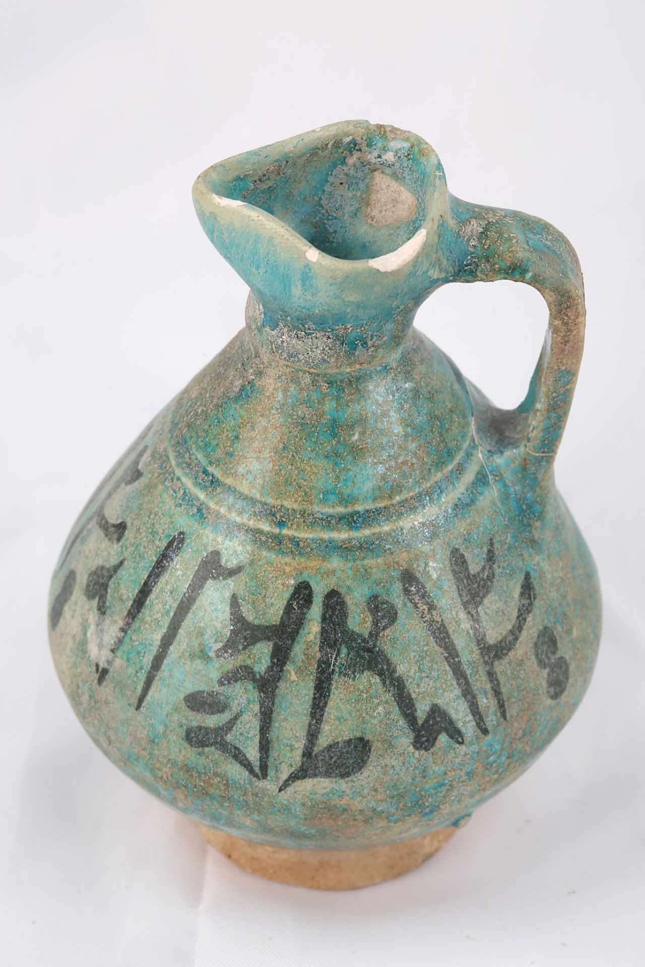 A TURQUOISE-GLAZED POTTERY JUG WITH PSEUDO-KUFIC I - Image 3 of 5