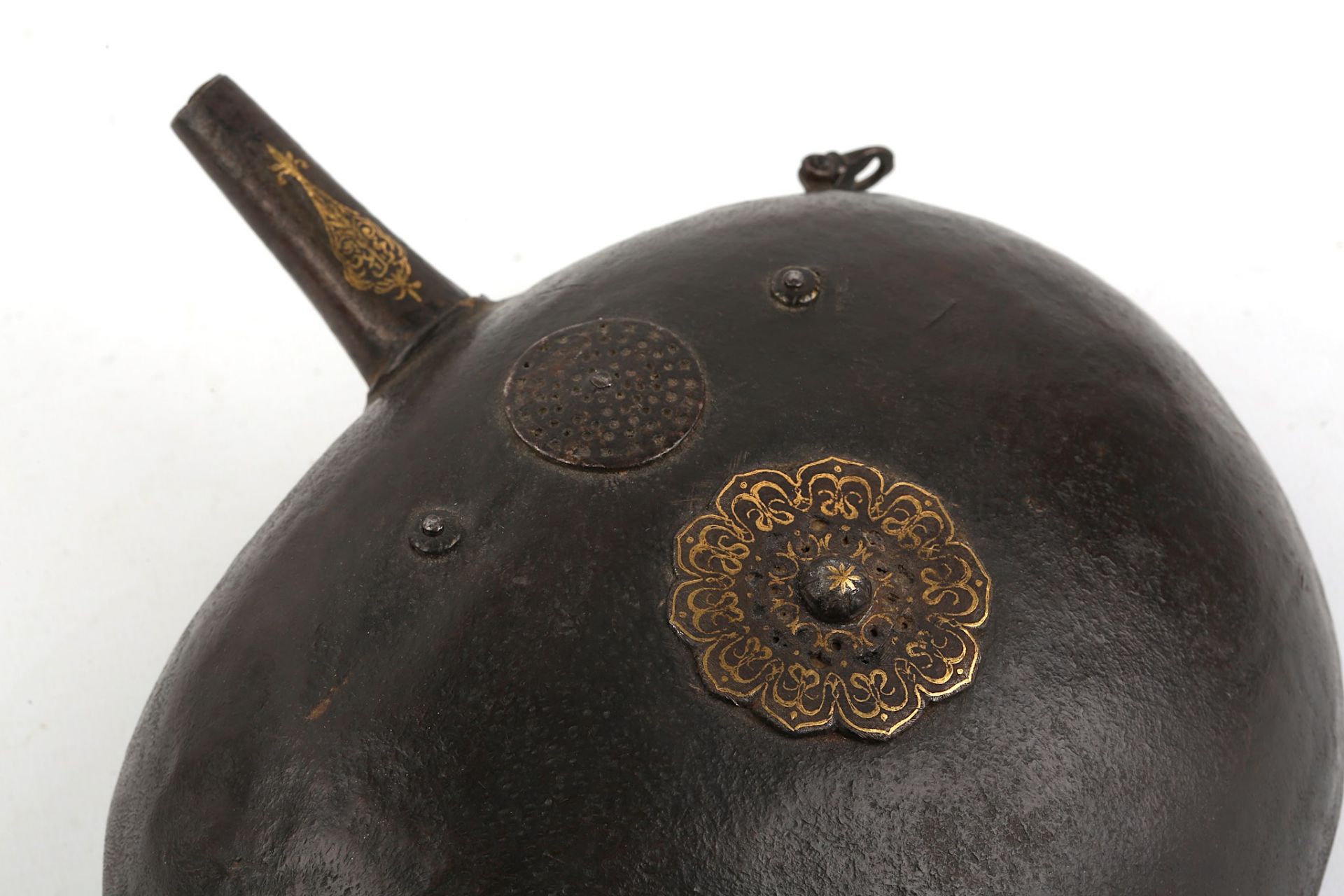 AN OTTOMAN POWDER FLASK Ottoman Turkey, 17th century Of oval form, clad in stretched dark-brown - Bild 3 aus 3