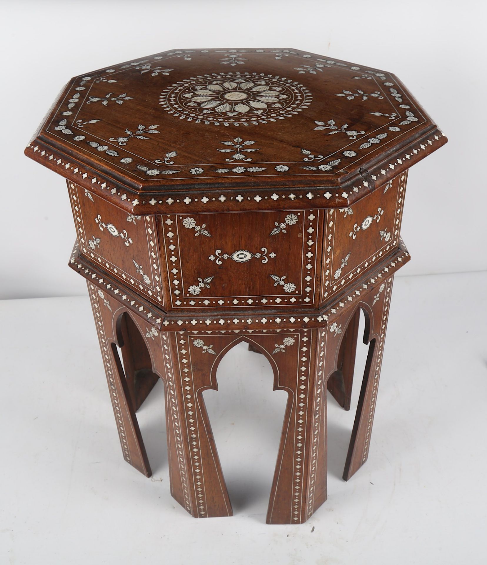AN INDIAN BONE AND IVORY-INLAID OCCASIONAL TABLE India, early 20th century  Of hexagonal form, the - Bild 8 aus 8