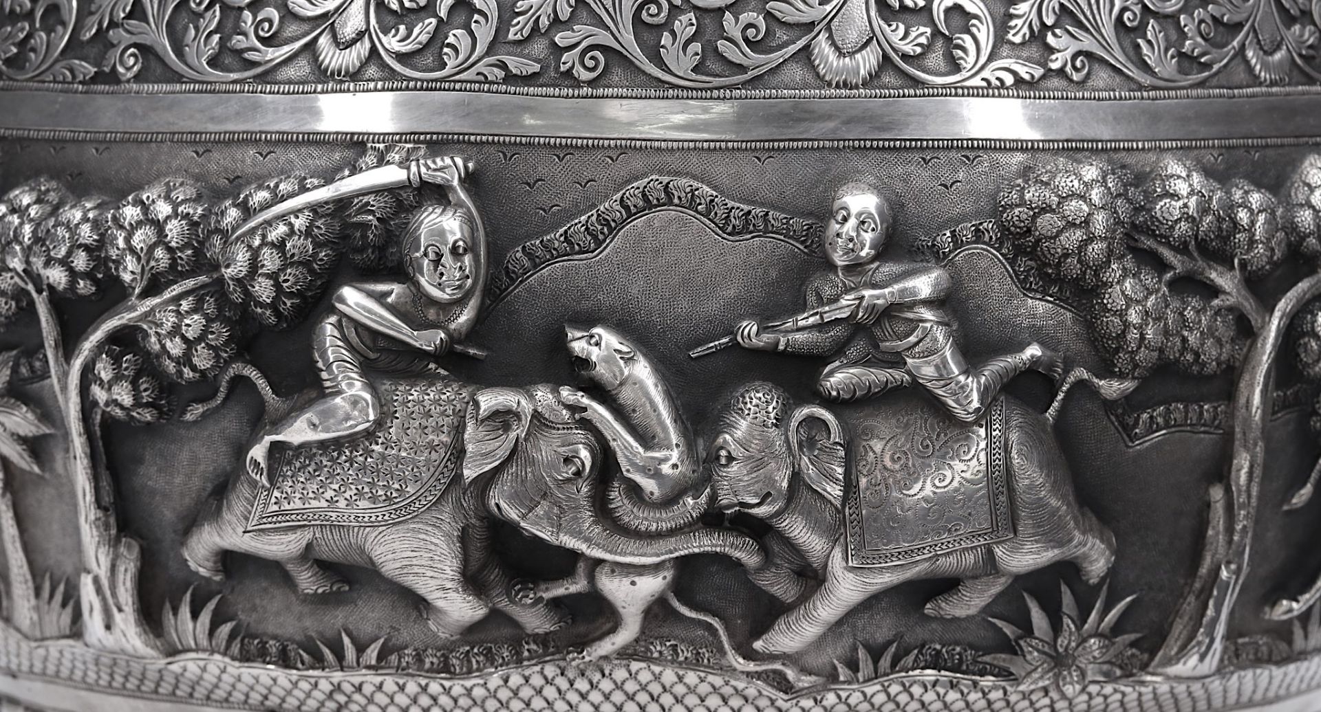 A LARGE INDIAN SILVER REPOUSSÉ BOWL Lucknow, North - Image 4 of 7