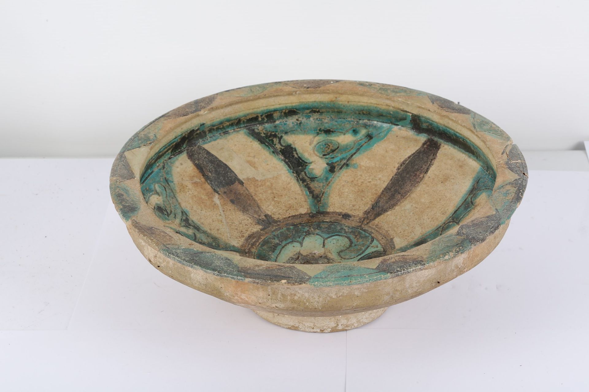 AN EARTHENWARE LAQQABI POTTERY DISH Possibly Syria - Bild 2 aus 3