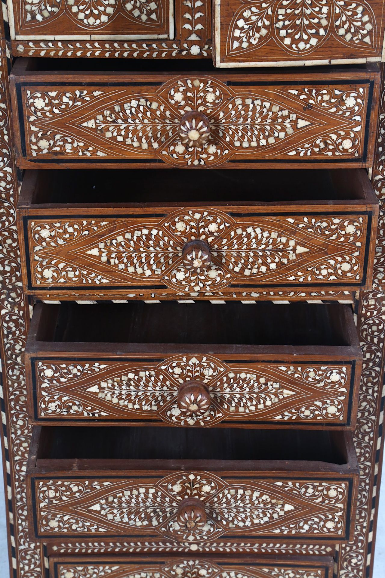 A NORTH INDIAN IVORY AND BONE-INLAID CHEST OF DRAWERS Hoshiarpur, India, early 20th century Of - Bild 6 aus 12