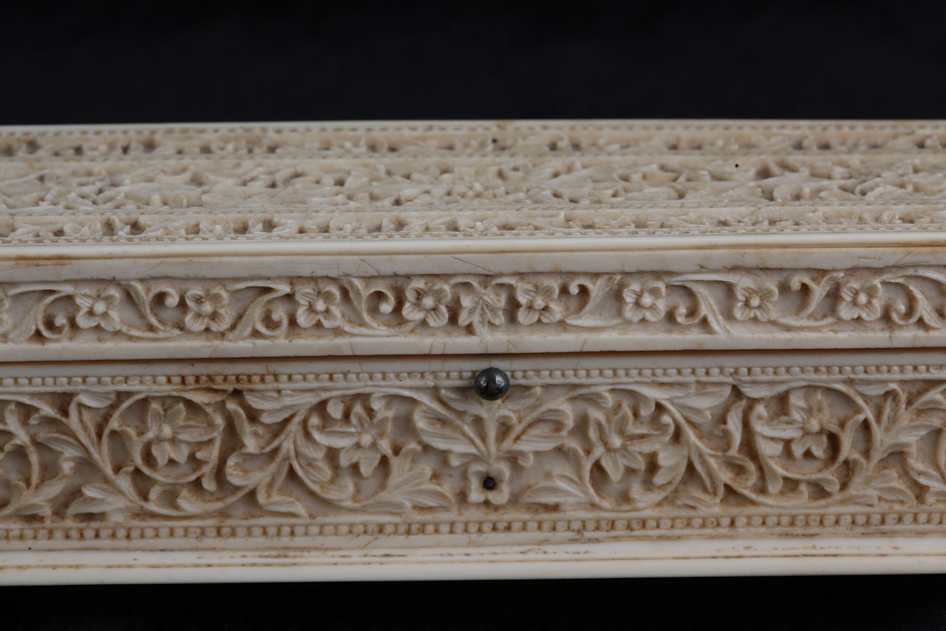 A MUGHAL IVORY BOX  India, late 18th - early 19th - Image 2 of 3