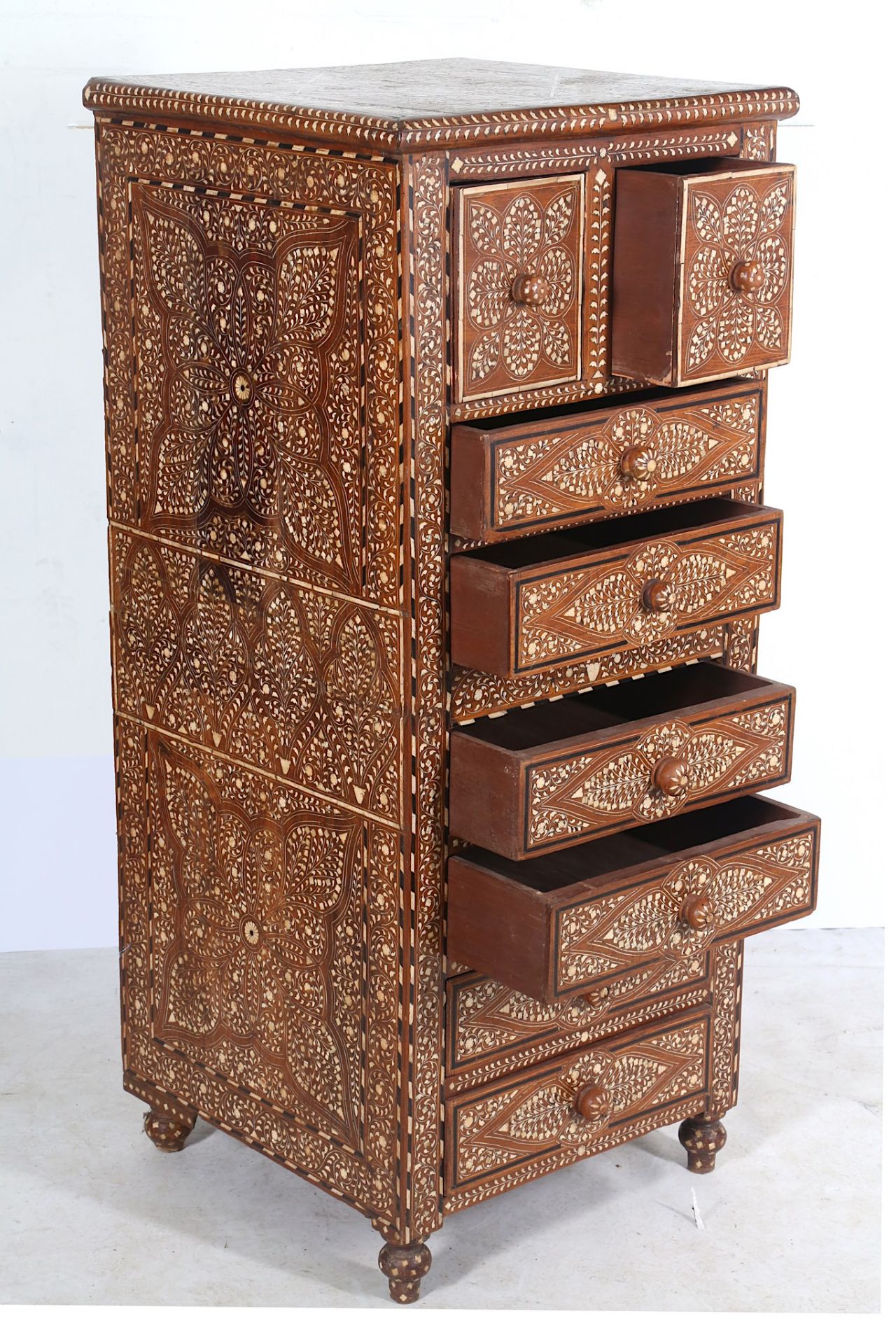 A NORTH INDIAN IVORY AND BONE-INLAID CHEST OF DRAWERS Hoshiarpur, India, early 20th century Of - Bild 9 aus 12