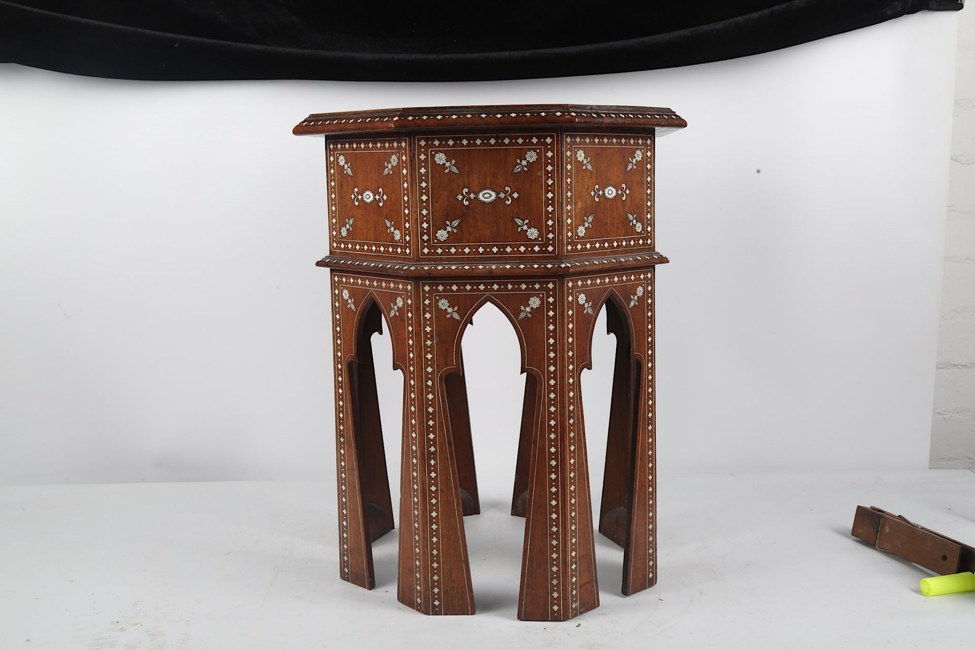 AN INDIAN BONE AND IVORY-INLAID OCCASIONAL TABLE India, early 20th century  Of hexagonal form, the - Bild 7 aus 8