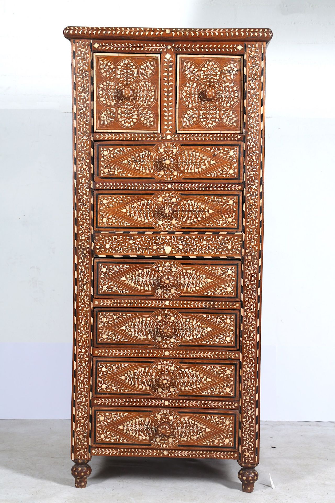 A NORTH INDIAN IVORY AND BONE-INLAID CHEST OF DRAWERS Hoshiarpur, India, early 20th century Of - Bild 2 aus 12