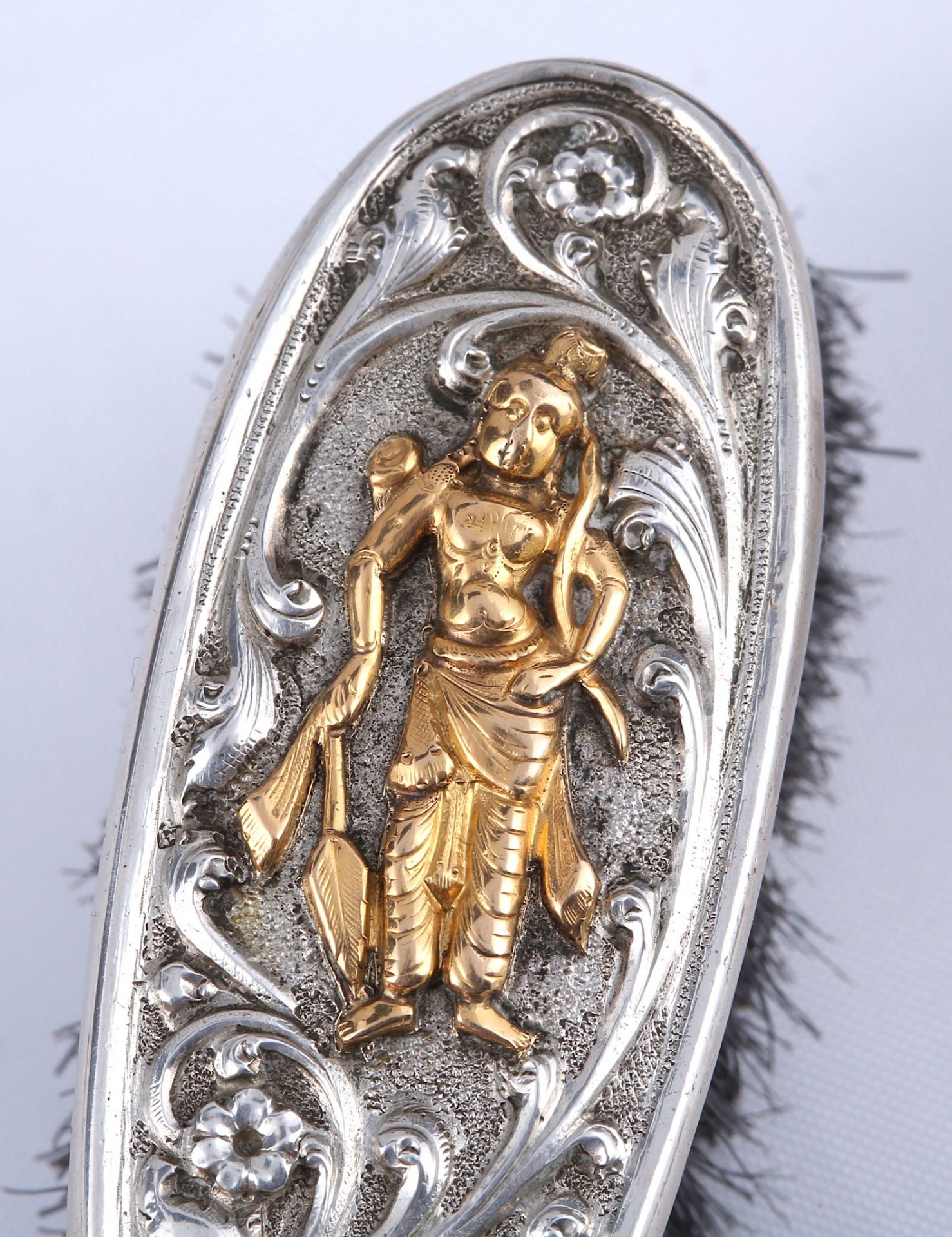 A SILVER MIRROR AND BRUSH WITH OVERLAID GOLD DECORATION Thanjavur (Tanjore), South India, late - Image 4 of 5