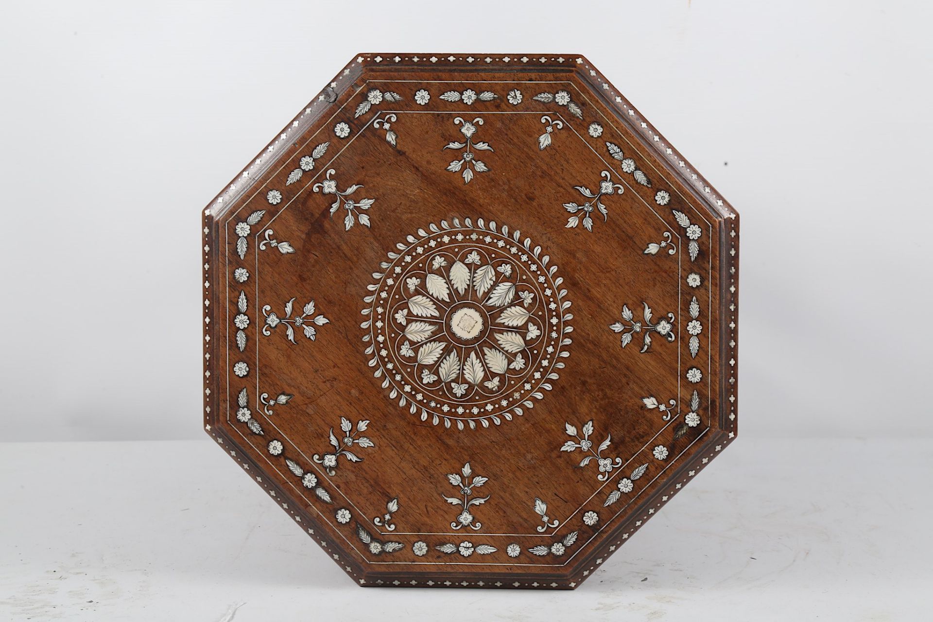 AN INDIAN BONE AND IVORY-INLAID OCCASIONAL TABLE India, early 20th century  Of hexagonal form, the - Bild 6 aus 8