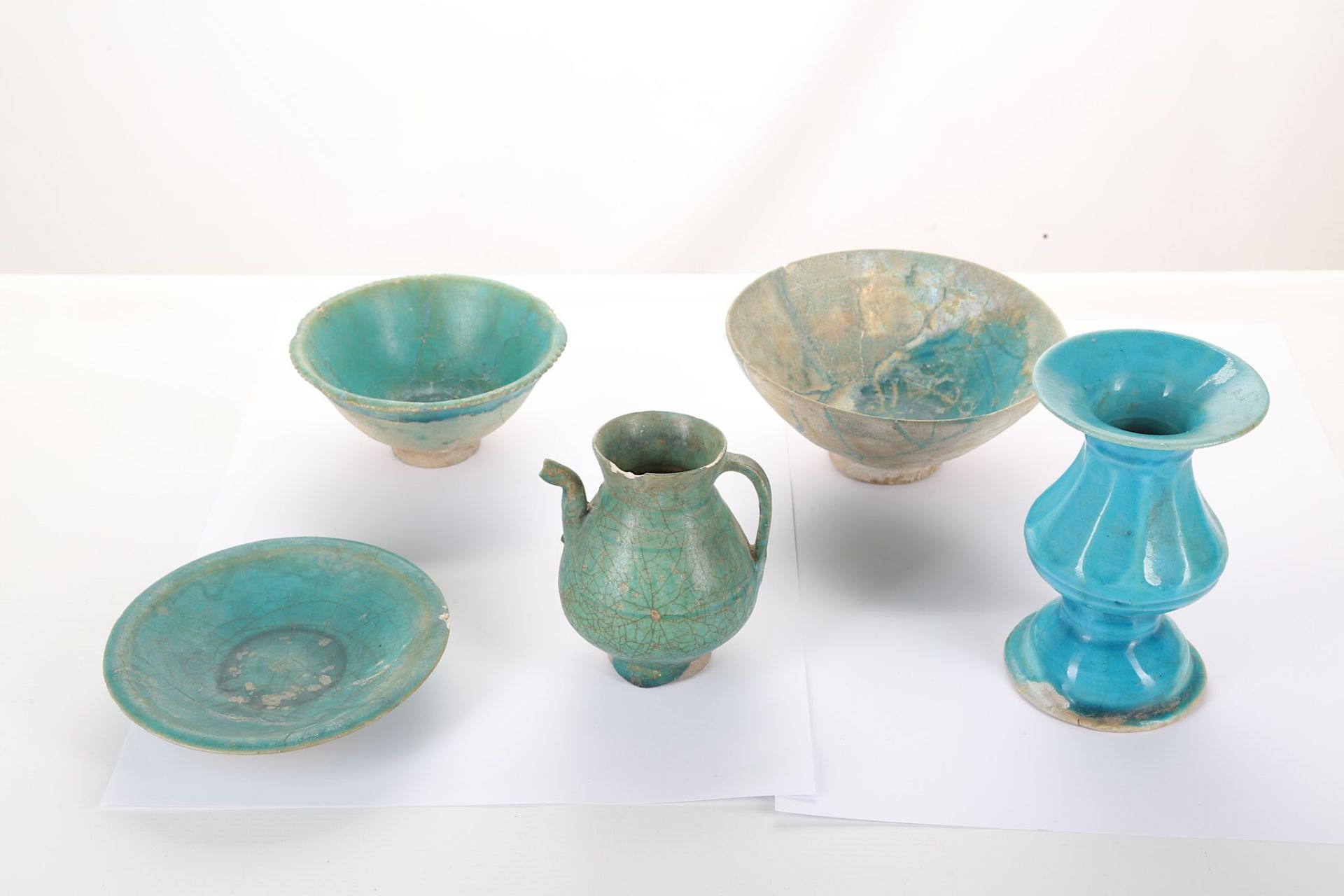 A GROUP OF FIVE TURQUOISE-GLAZED CERAMICS Possibly Kashan, Iran, 12th - 13th century  Comprising two - Bild 3 aus 3