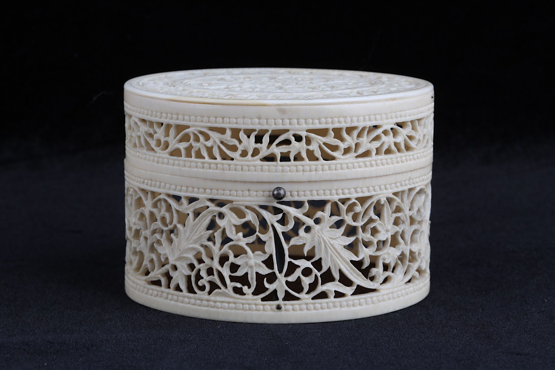 A CARVED AND PIERCED IVORY BOX India, late 19th century  Of oval shape, pierced ivory decoration - Image 3 of 3