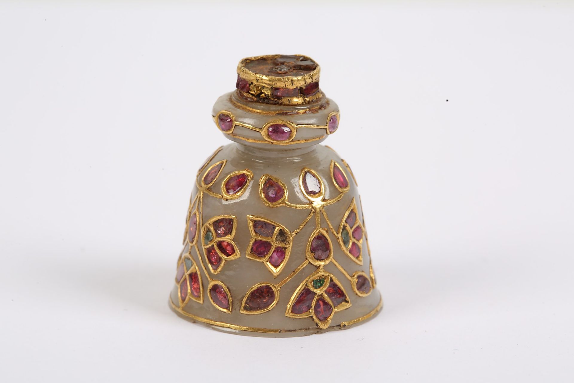 A MUGHAL JADE FLY-WHISK FINIAL North India, 19th c - Image 2 of 2