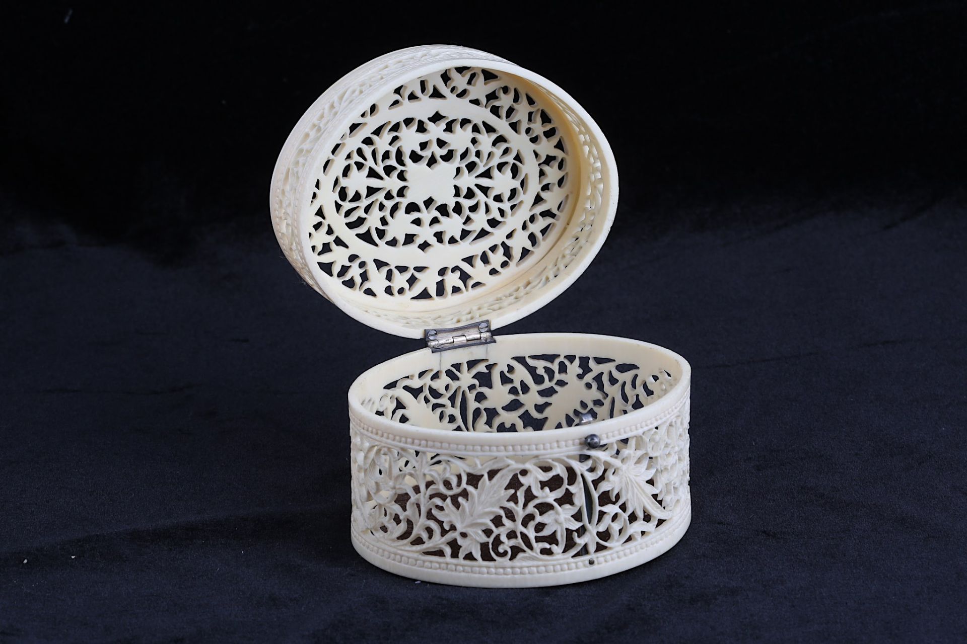 A CARVED AND PIERCED IVORY BOX India, late 19th century  Of oval shape, pierced ivory decoration - Image 2 of 3