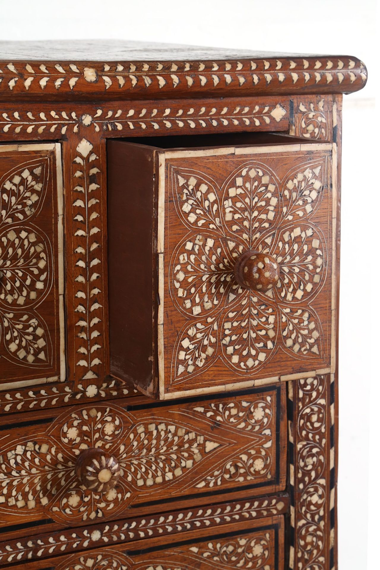 A NORTH INDIAN IVORY AND BONE-INLAID CHEST OF DRAWERS Hoshiarpur, India, early 20th century Of - Bild 5 aus 12
