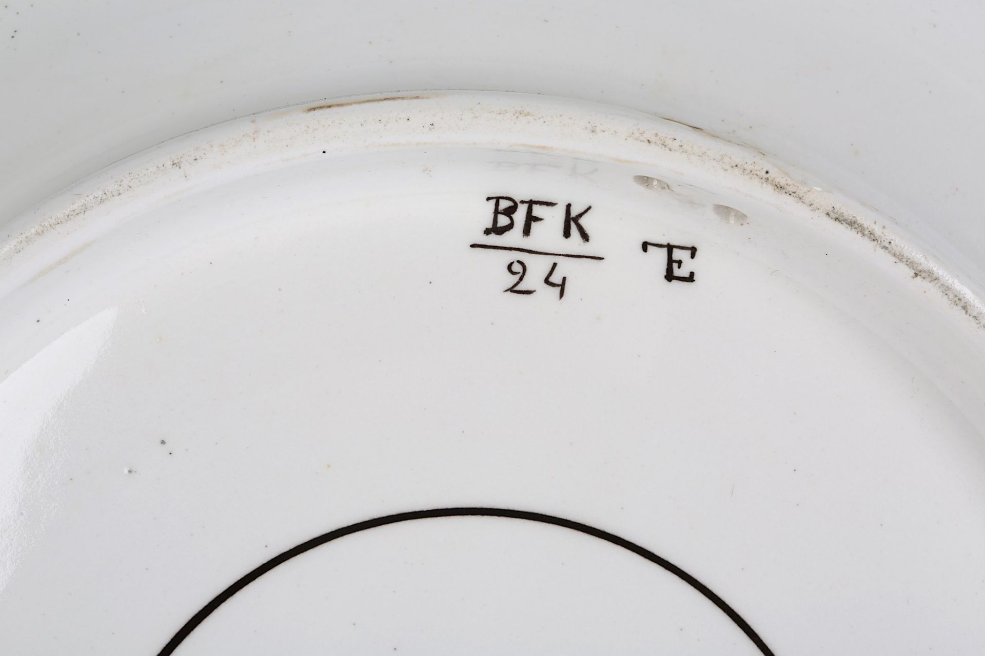 A LARGE IZNIK-STYLE POTTERY DISH Marked 'BFK', Bel - Image 5 of 5