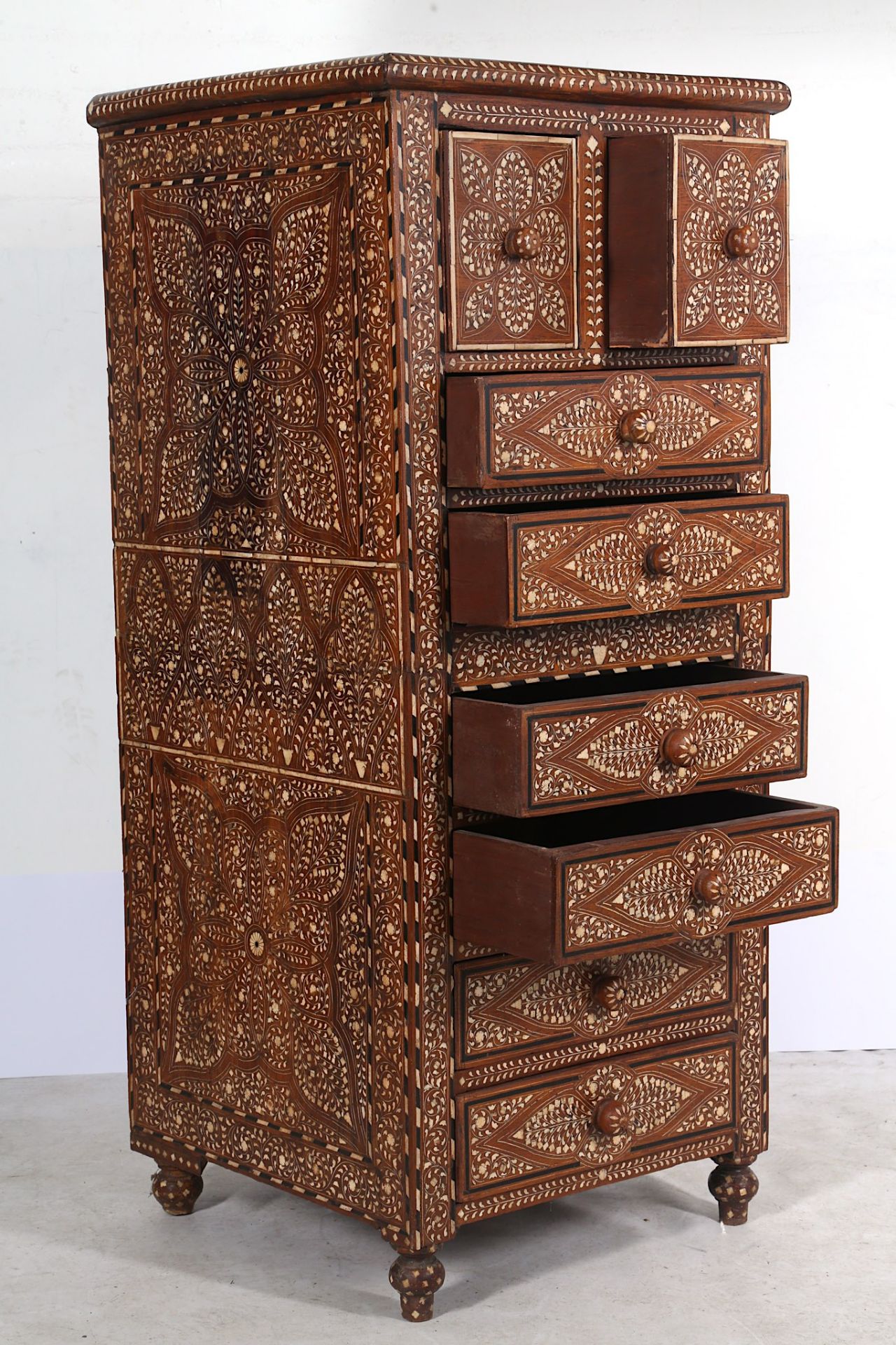 A NORTH INDIAN IVORY AND BONE-INLAID CHEST OF DRAWERS Hoshiarpur, India, early 20th century Of - Bild 10 aus 12