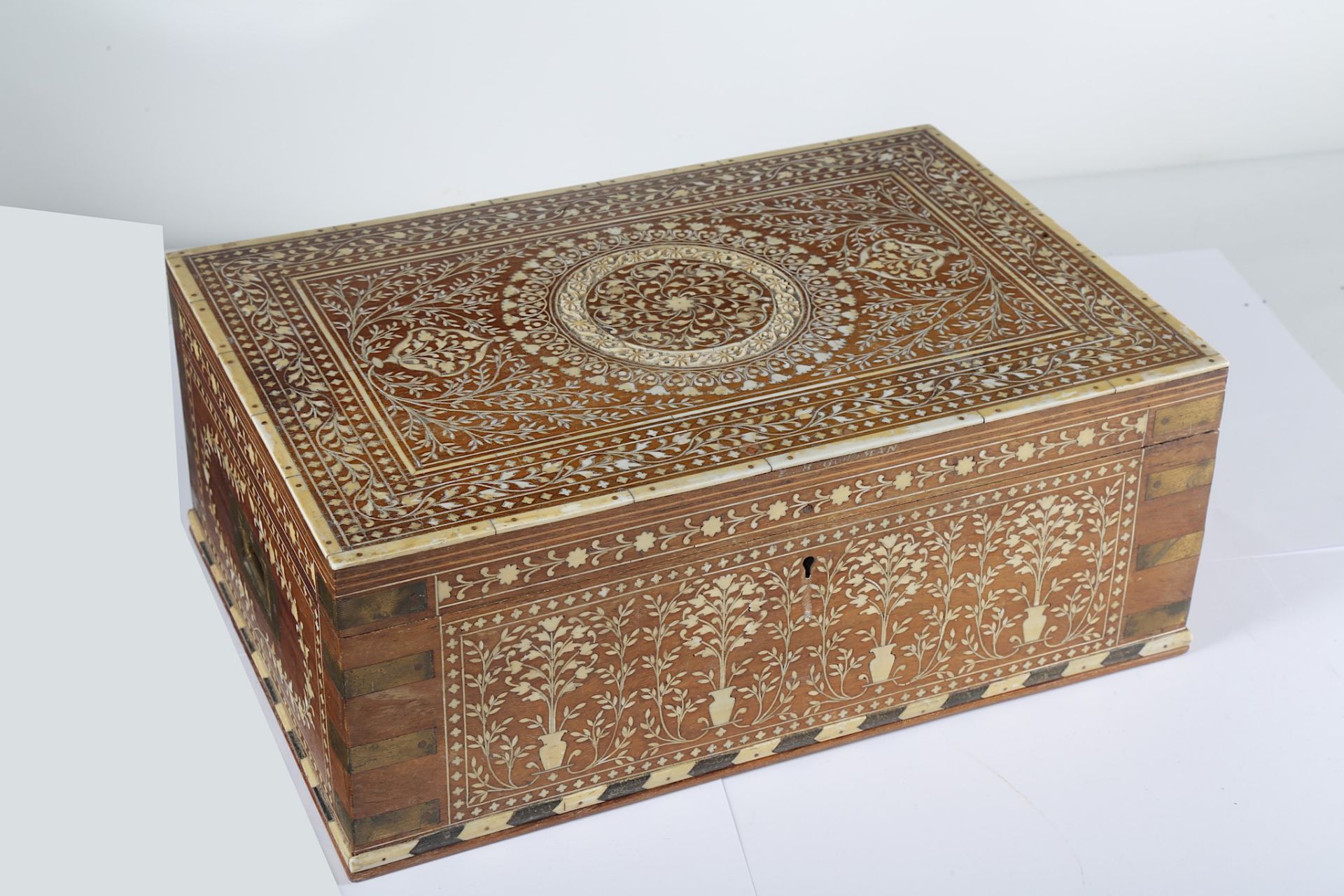 AN ANGLO-INDIAN BRASS-BOUND IVORY-INLAID WRITING BOX  Hoshiarpur, India, 19th century  Of - Bild 11 aus 11