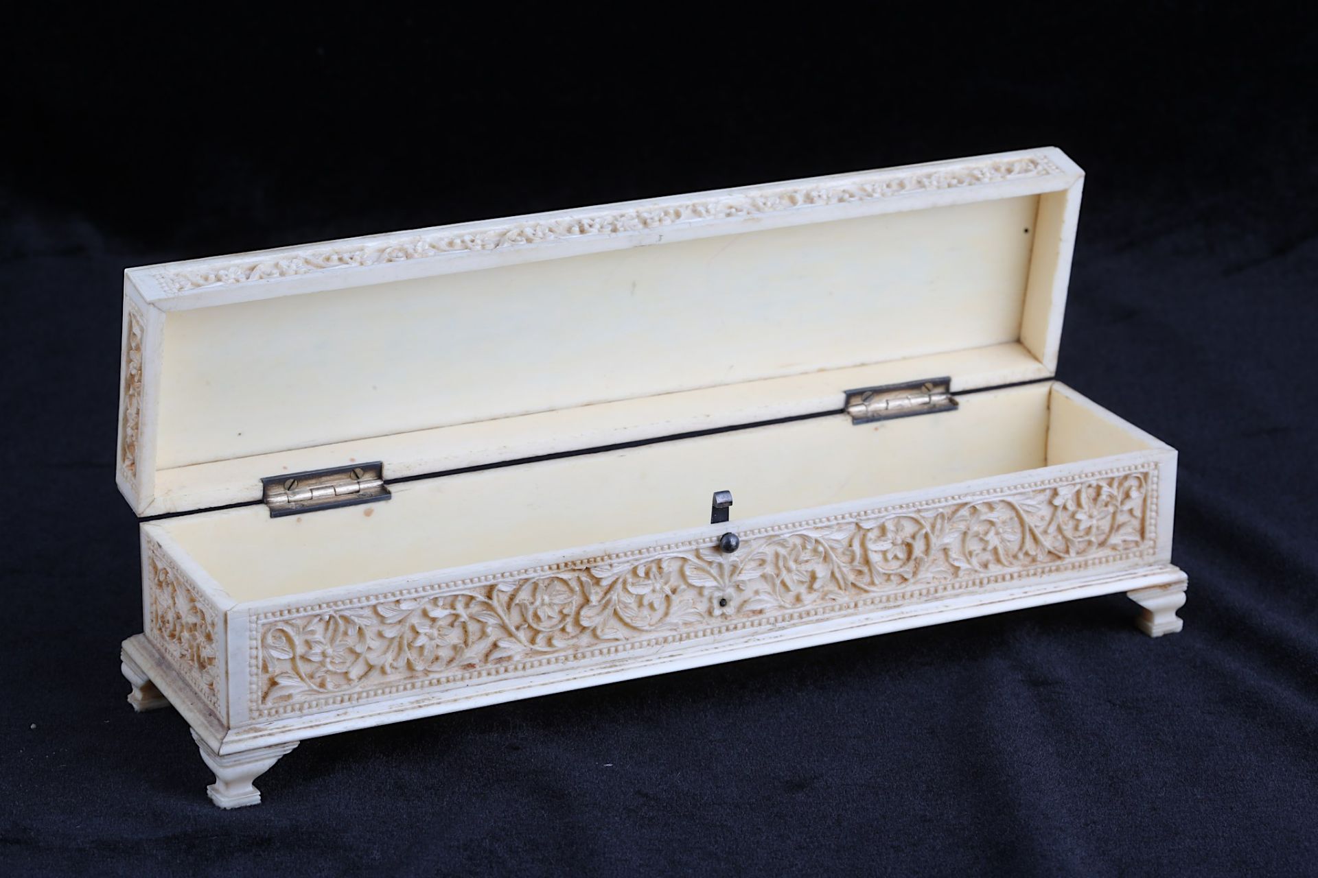 A MUGHAL IVORY BOX  India, late 18th - early 19th - Image 3 of 3