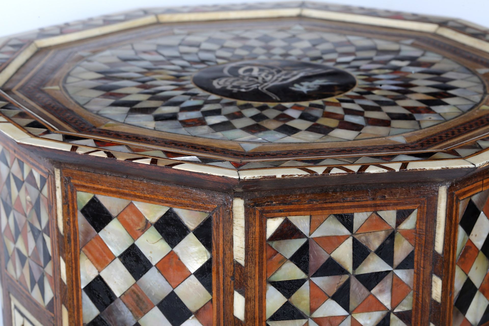 AN OTTOMAN HARDWOOD AND MOTHER-OF-PEARL-INLAID OCC - Bild 8 aus 9