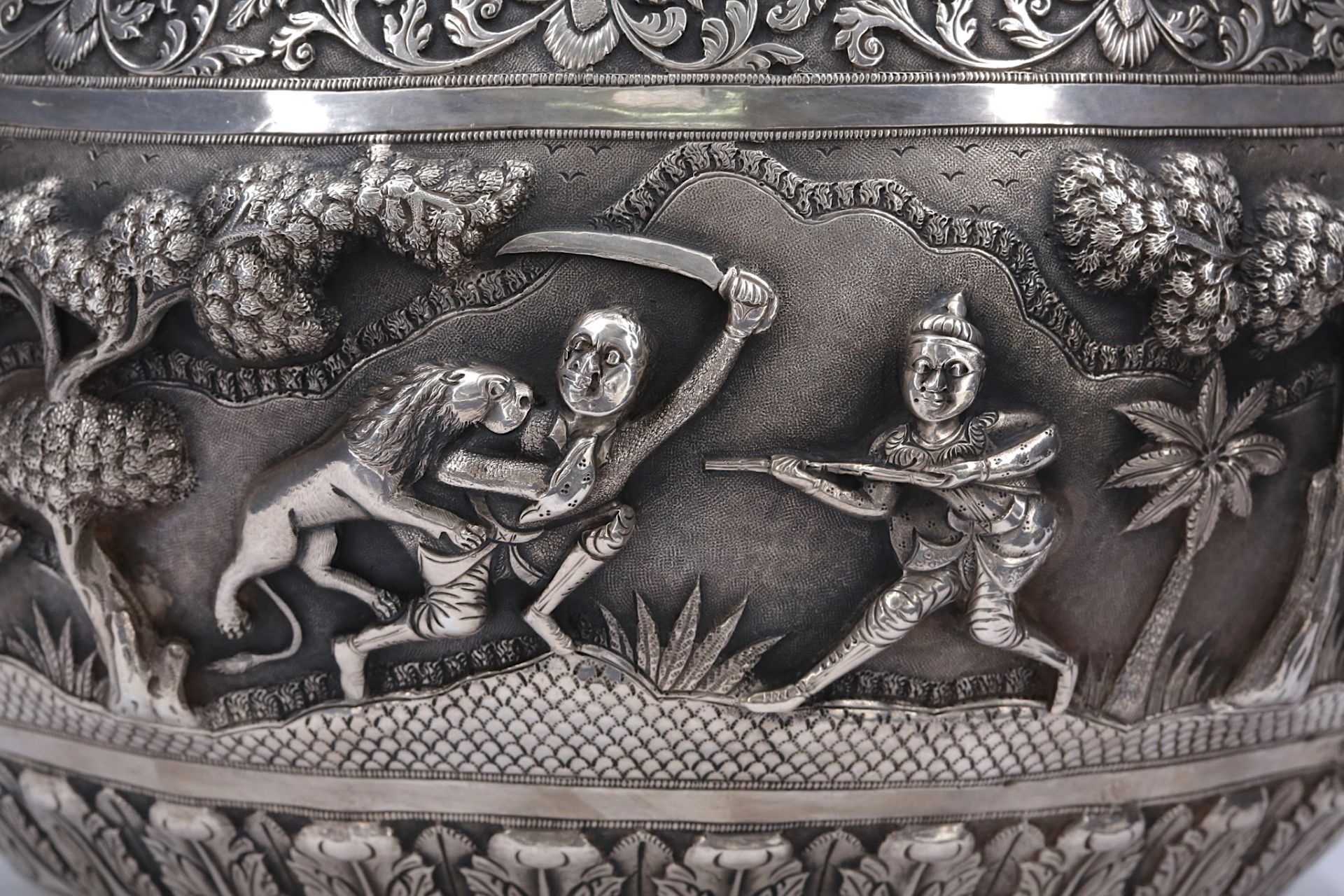 A LARGE INDIAN SILVER REPOUSSÉ BOWL Lucknow, North - Image 5 of 7