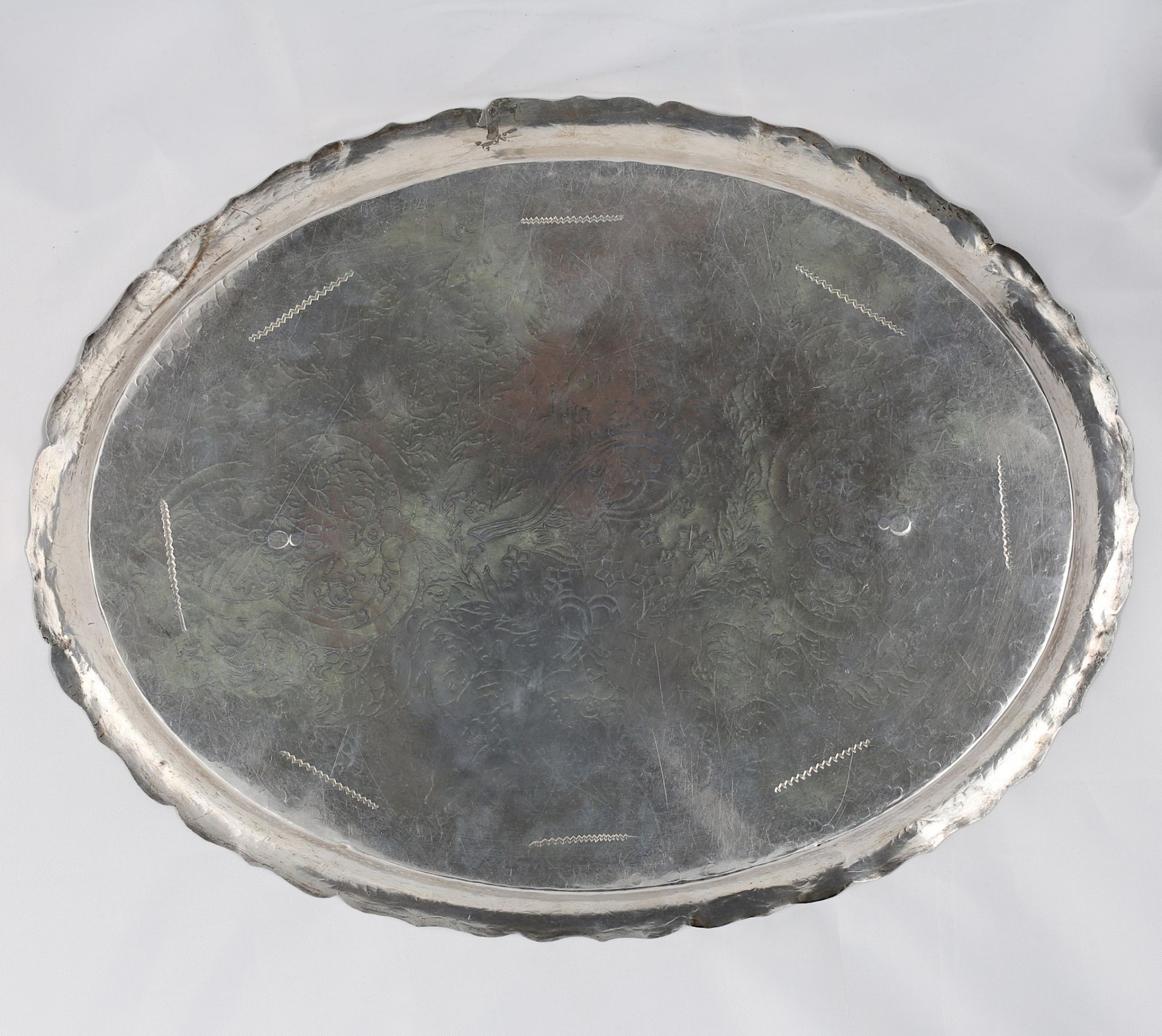 AN OTTOMAN SILVER TRAY WITH SULTAN ABDUL HAMID II - Image 4 of 4