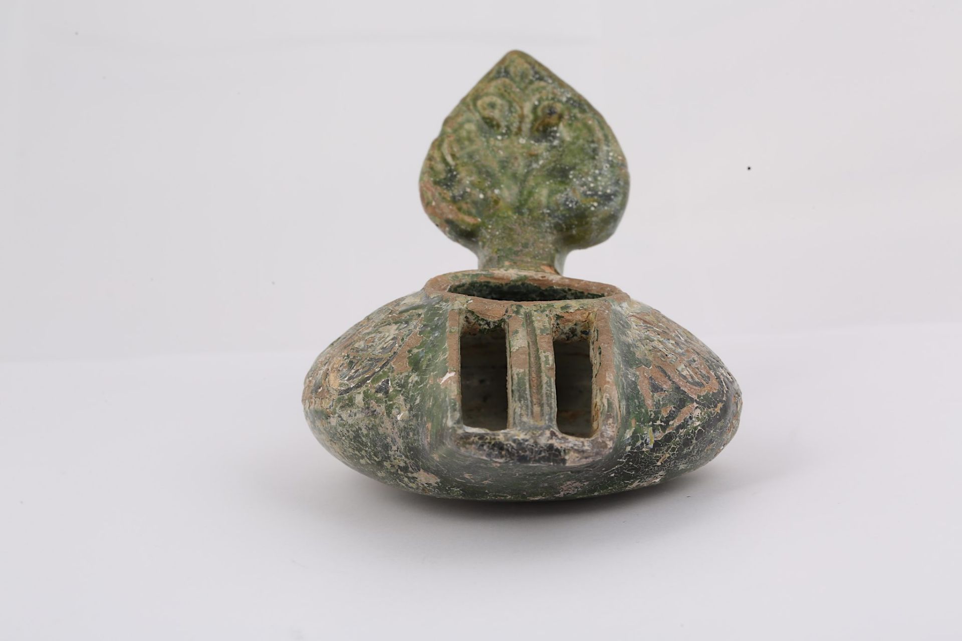 AN EARLY GREEN-GLAZED POTTERY OIL LAMP Possibly Sy - Bild 2 aus 4