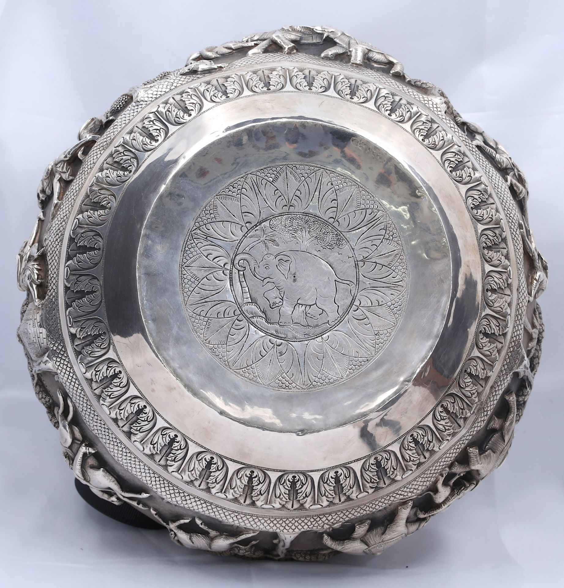 A LARGE INDIAN SILVER REPOUSSÉ BOWL Lucknow, North - Image 7 of 7