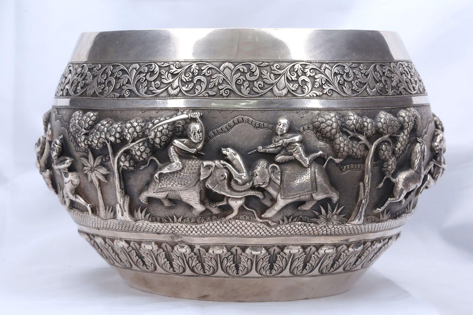 A LARGE INDIAN SILVER REPOUSSÉ BOWL Lucknow, North - Image 6 of 7