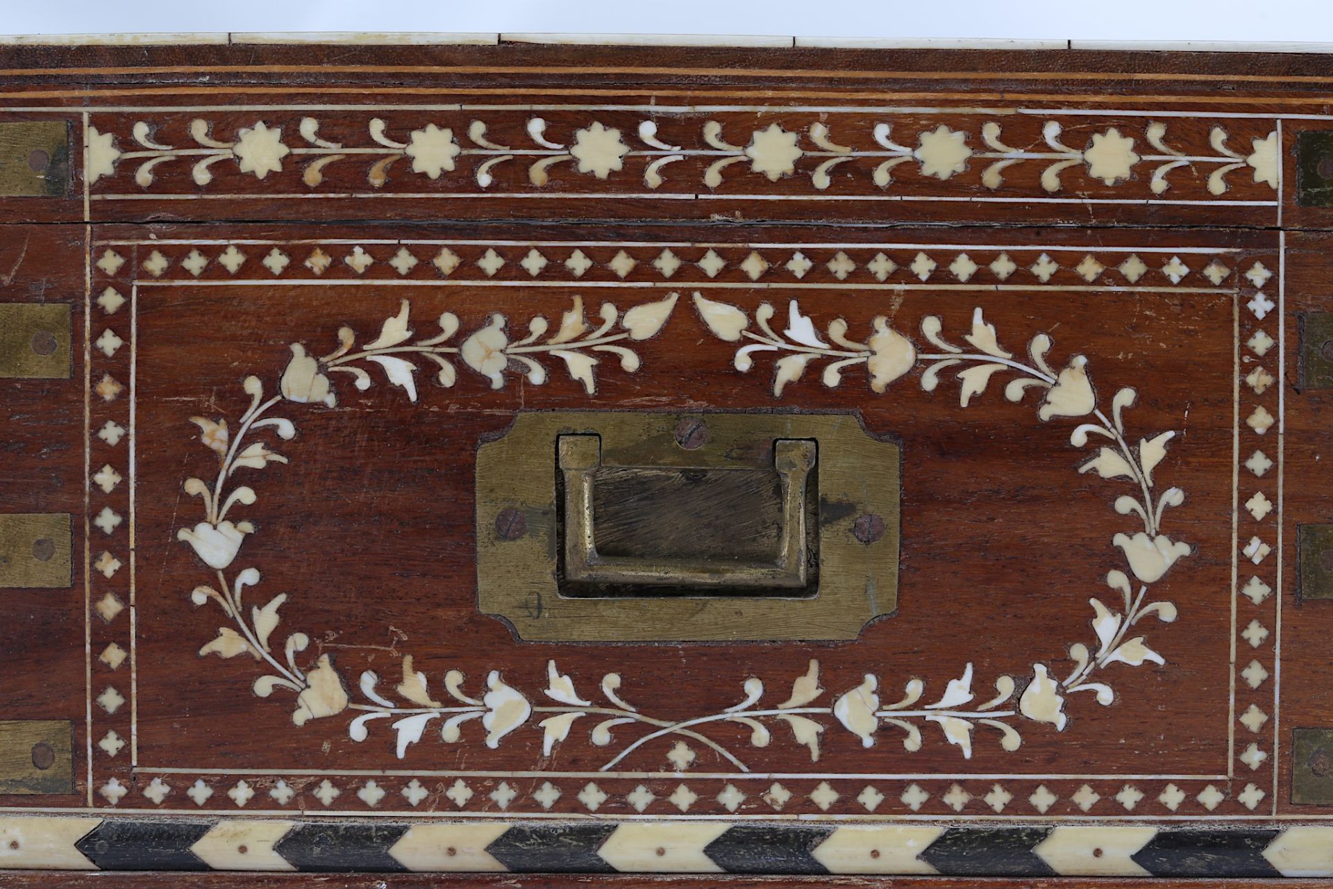 AN ANGLO-INDIAN BRASS-BOUND IVORY-INLAID WRITING BOX  Hoshiarpur, India, 19th century  Of - Bild 3 aus 11