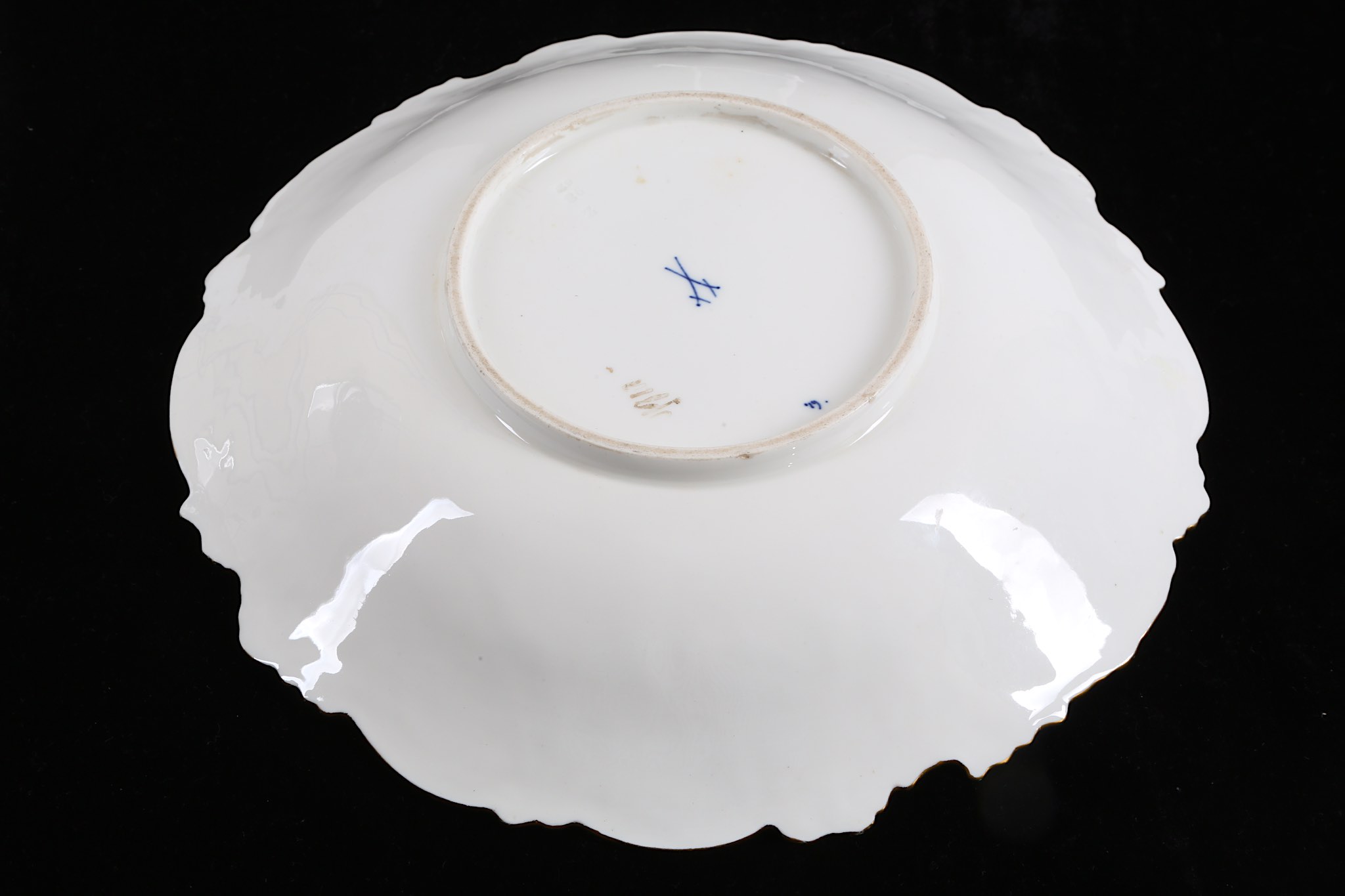 A MEISSEN PORCELAIN CABINET DISH, early 20th Century, finely painted to the centre with a spray of - Image 4 of 4
