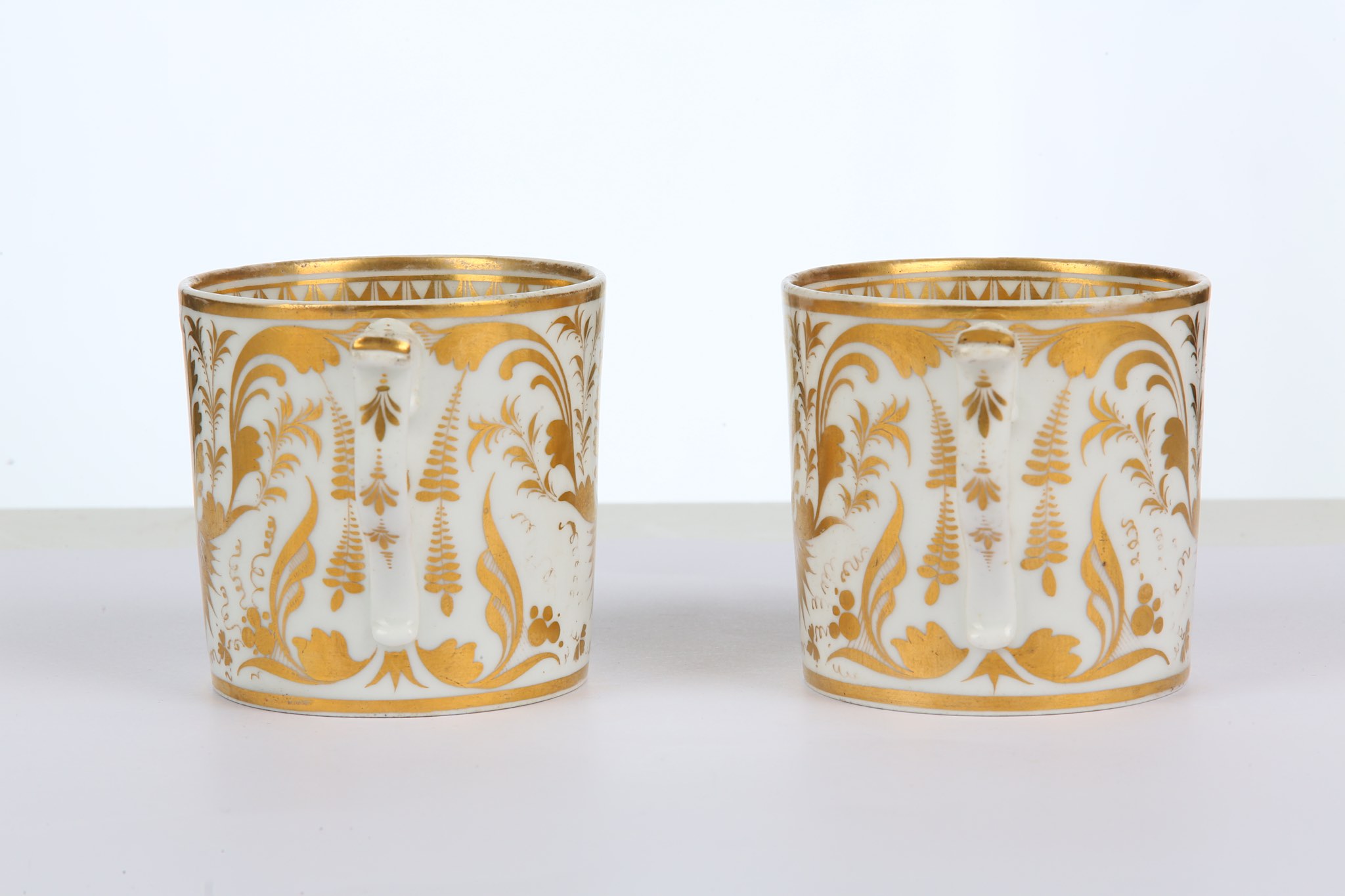 A FINE PAIR OF DERBY PORCELAIN 'NAMED VIEW' COFFEE CANS, circa 1810, both finely painted with - Image 3 of 5