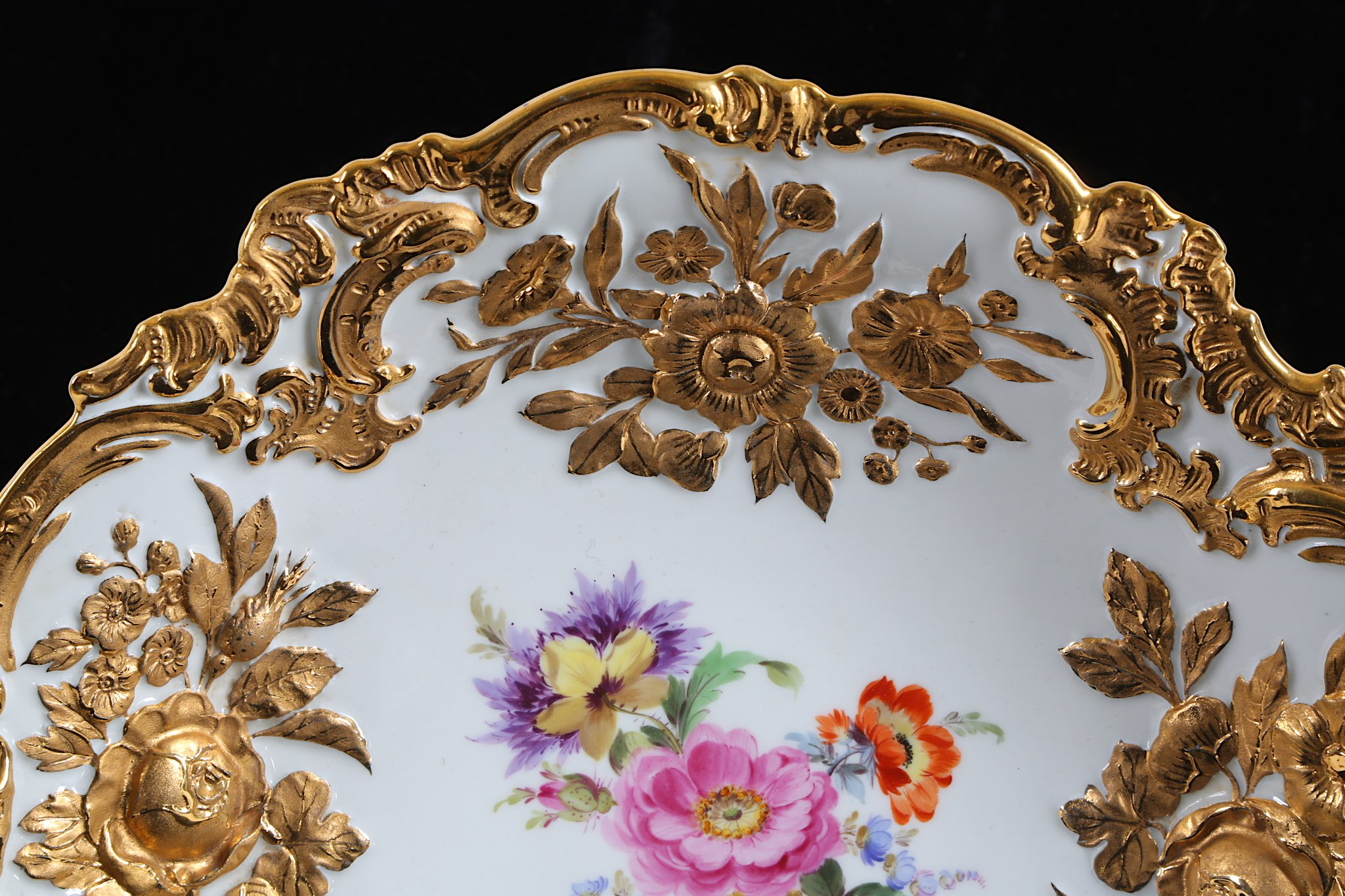A MEISSEN PORCELAIN CABINET DISH, early 20th Century, finely painted to the centre with a spray of - Image 2 of 4