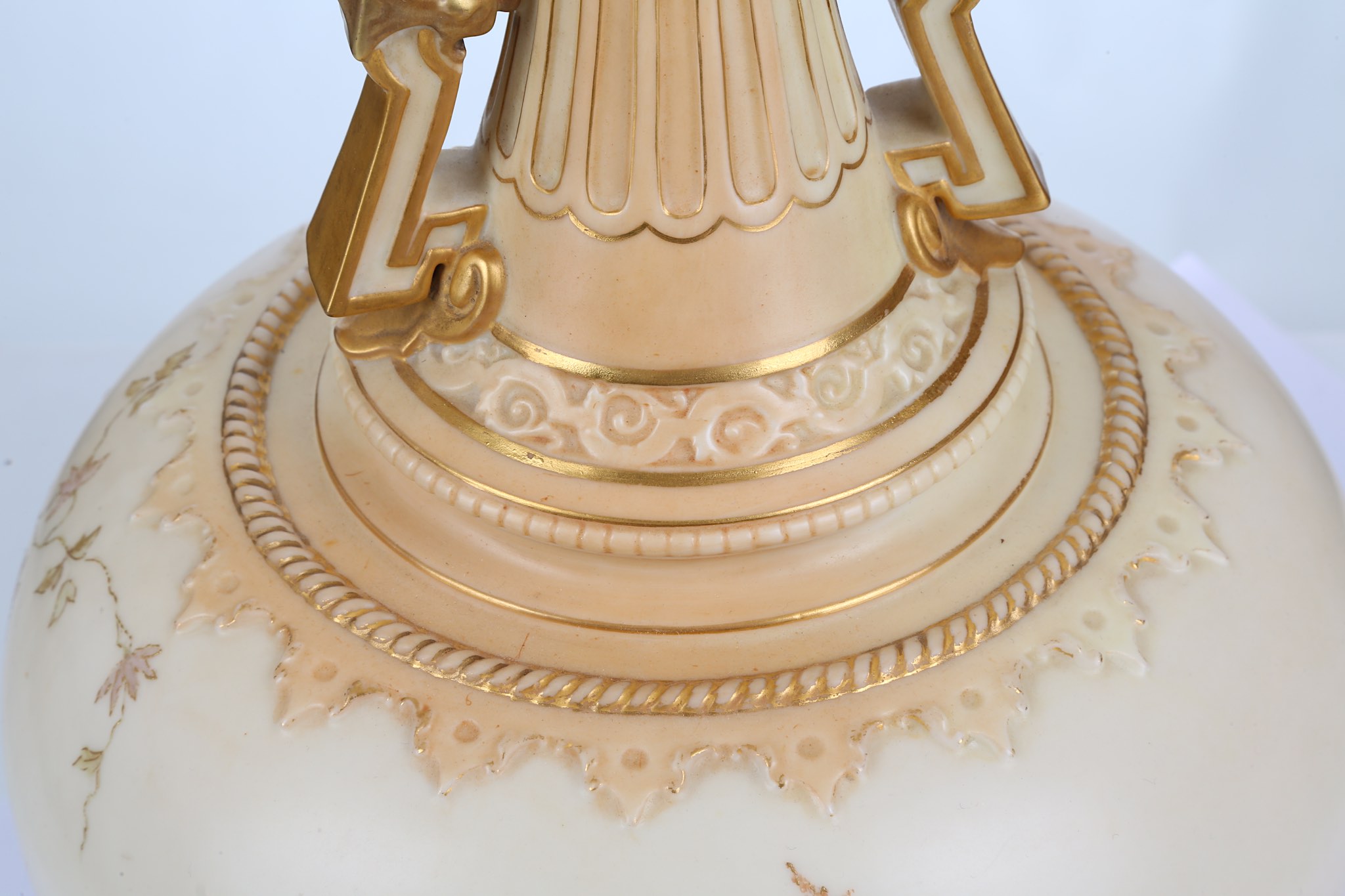A ROYAL WORCESTER BLUSH IVORY TWIN-HANDLED VASE AND COVER, dated 1891, retailed by Richard Allen, - Image 4 of 5