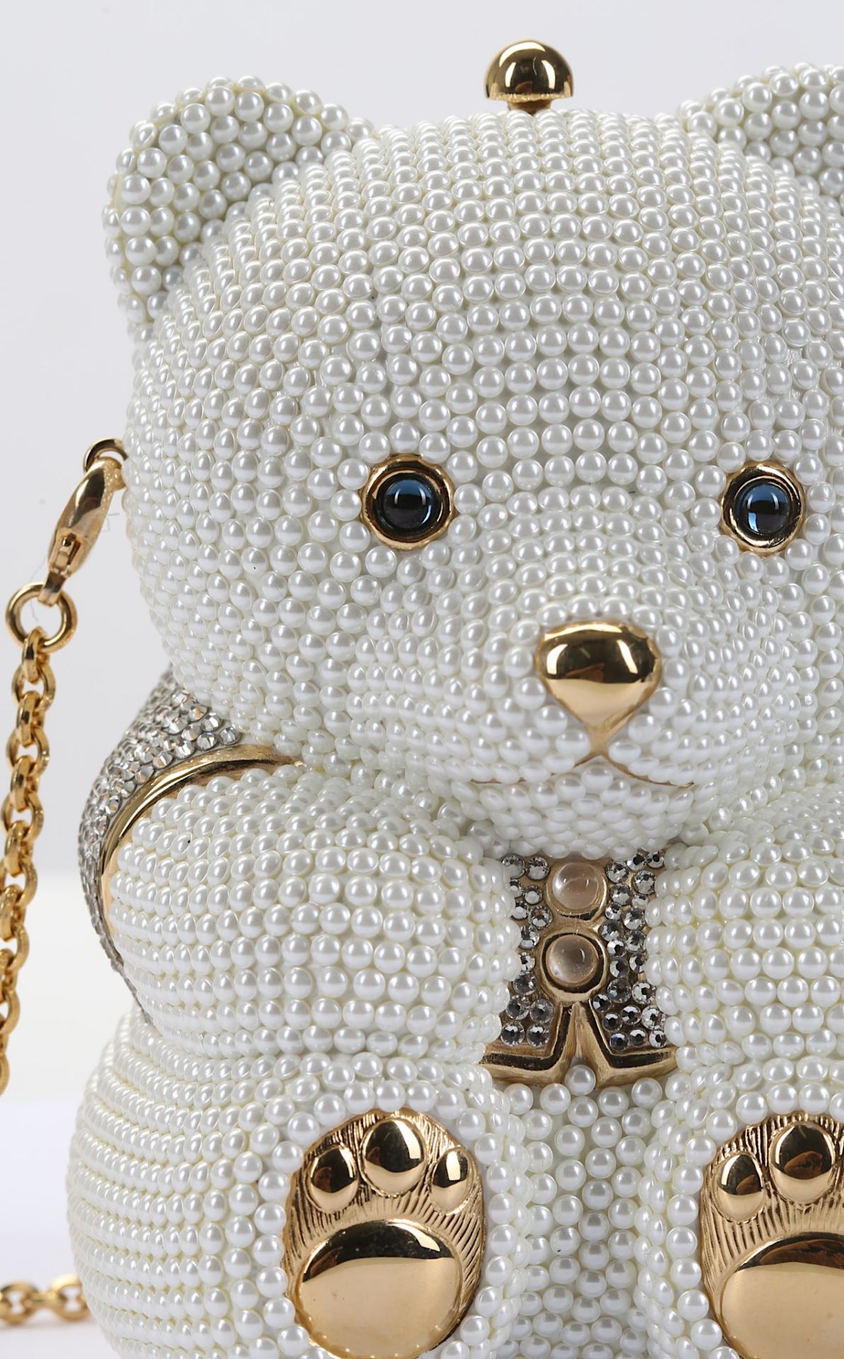 Judith Leiber Crystal and Pearl Sweetheart Bear Minaudiere, encrusted with faux seed pearls and - Bild 4 aus 10
