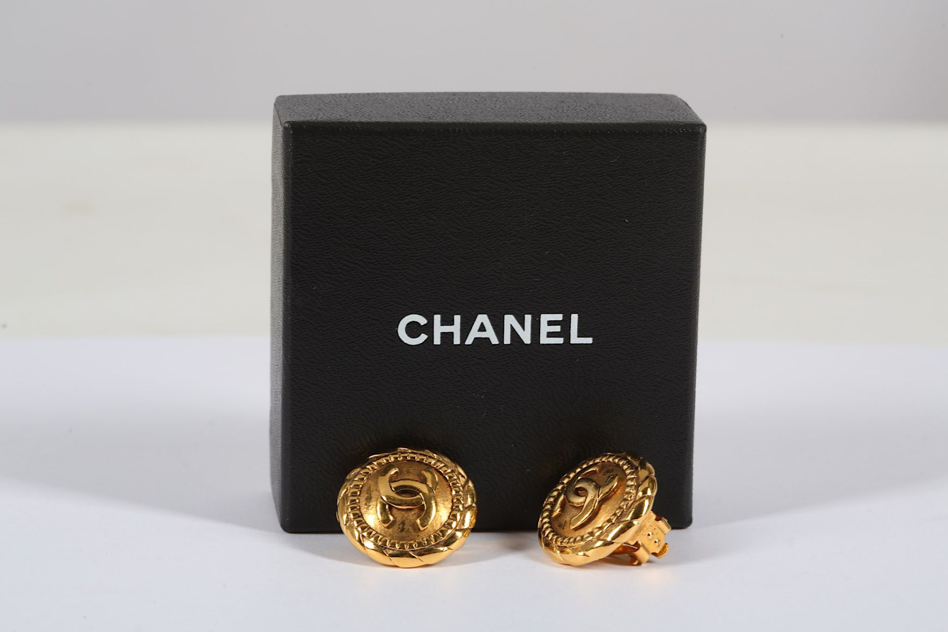Chanel Gilt Logo Earrings, 1980s, with CC design and rope twist border, clip-on backs, 2cm - Bild 6 aus 6