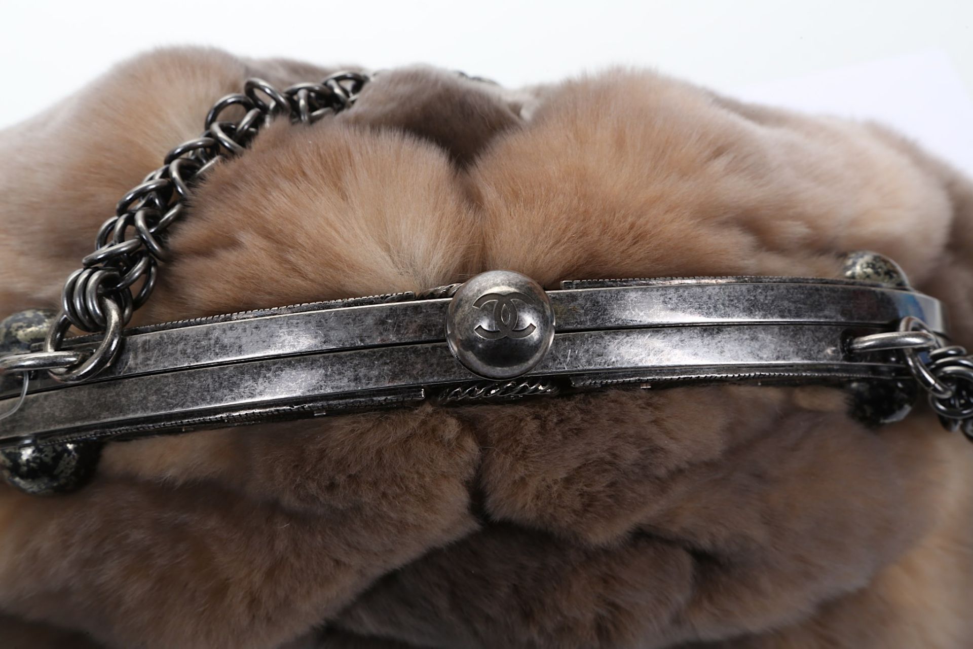 Rare Chanel Rabbit Fur Sporran, c. 2013-14, distressed silver metal frame and chain strap, 37cm - Bild 3 aus 6