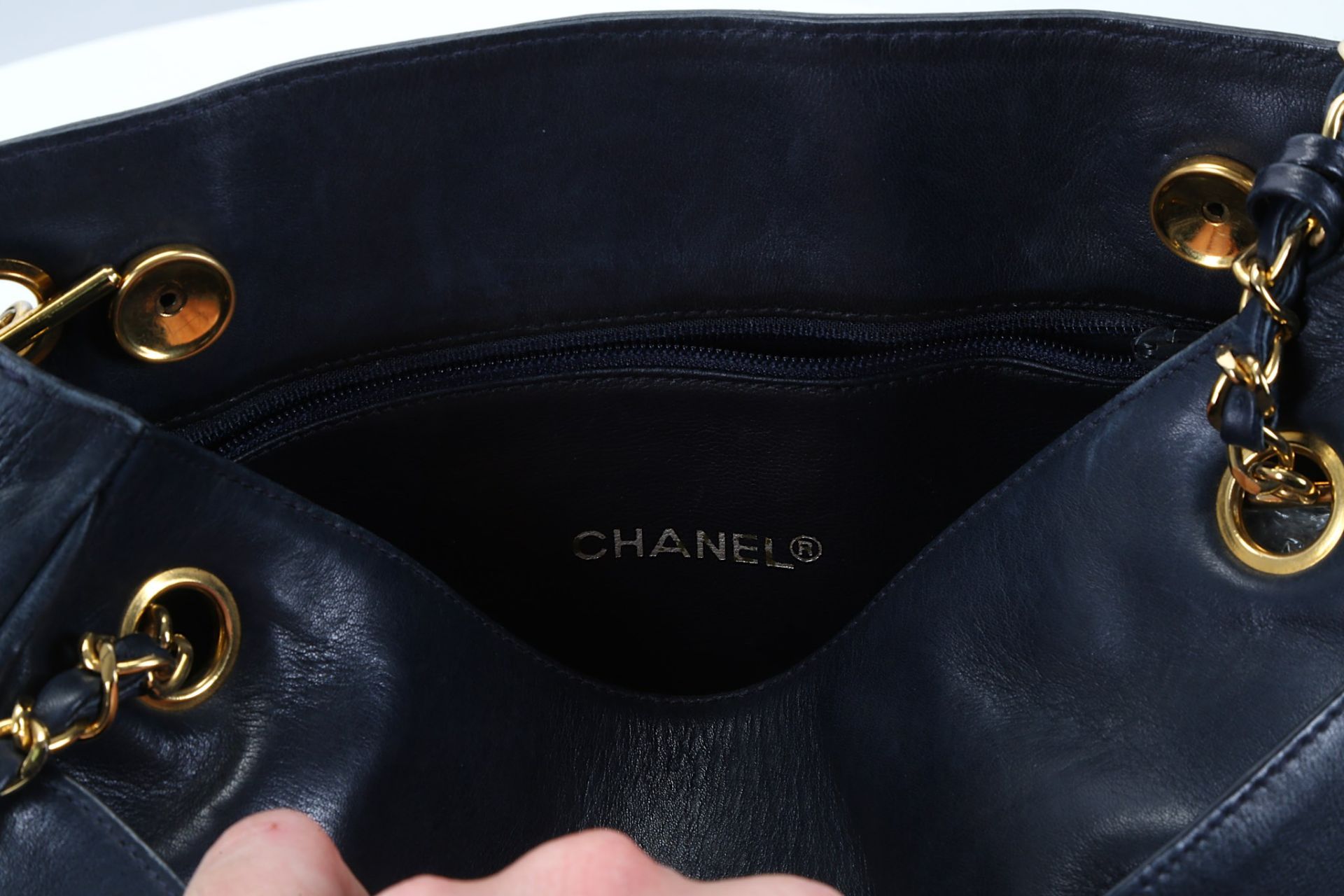 Chanel Navy Shoulder Bag, 1980s, smooth navy leather with quilting towards base, front slip - Bild 5 aus 5