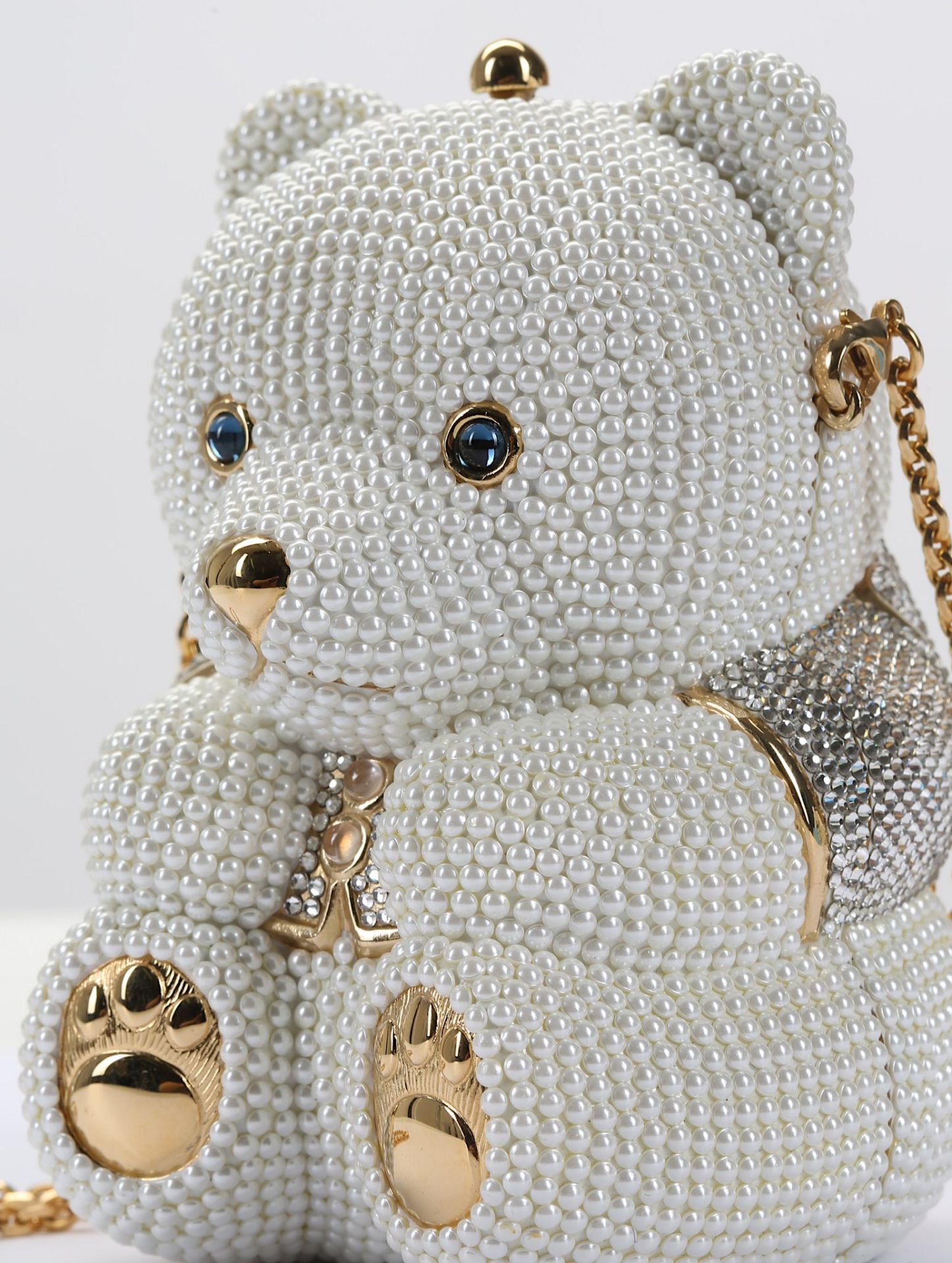 Judith Leiber Crystal and Pearl Sweetheart Bear Minaudiere, encrusted with faux seed pearls and - Bild 5 aus 10