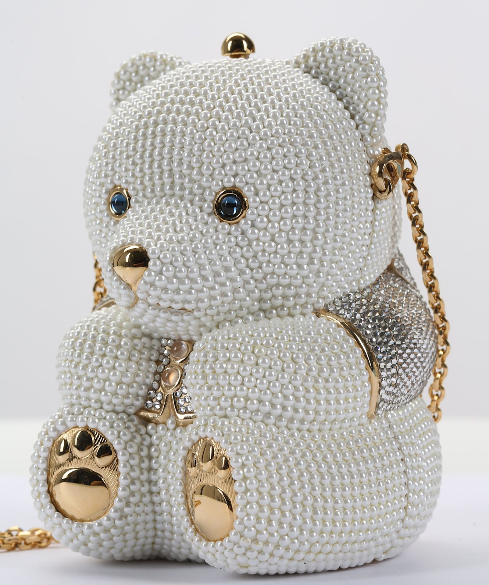 Judith Leiber Crystal and Pearl Sweetheart Bear Minaudiere, encrusted with faux seed pearls and - Bild 6 aus 10