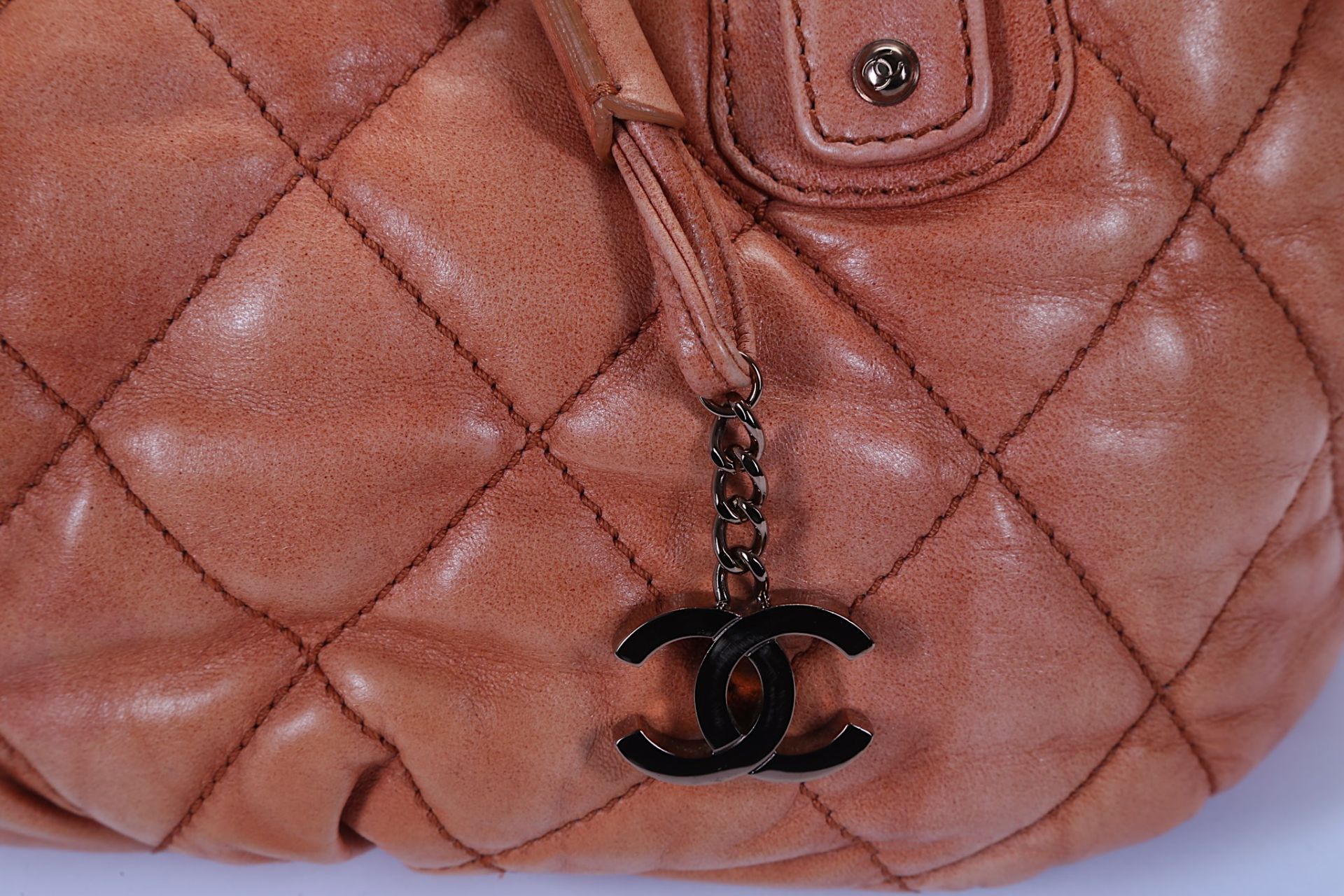 Chanel Coral Leather Shoulder Bag, c. 2005-06, puf - Bild 5 aus 7
