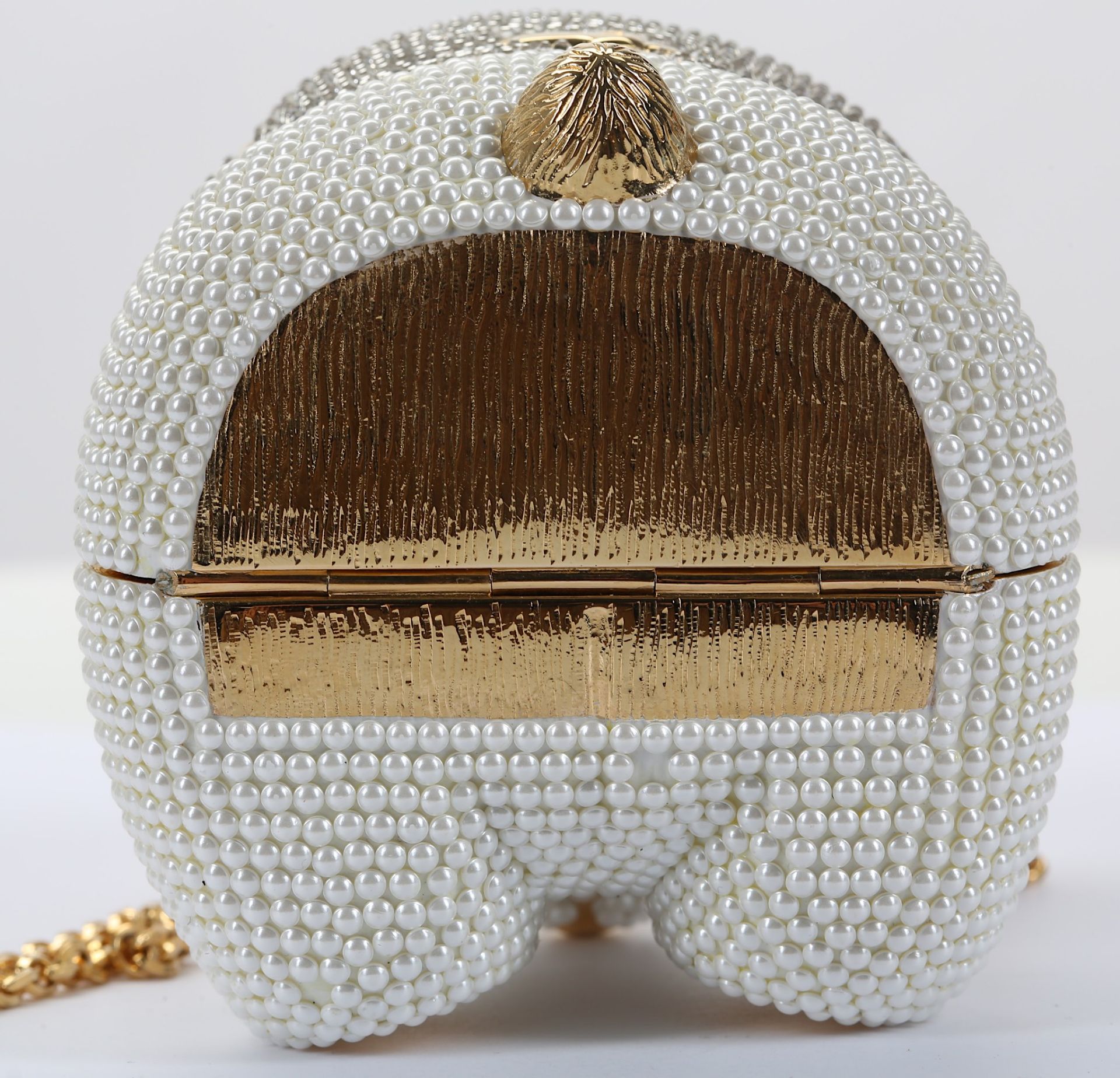 Judith Leiber Crystal and Pearl Sweetheart Bear Minaudiere, encrusted with faux seed pearls and - Bild 8 aus 10