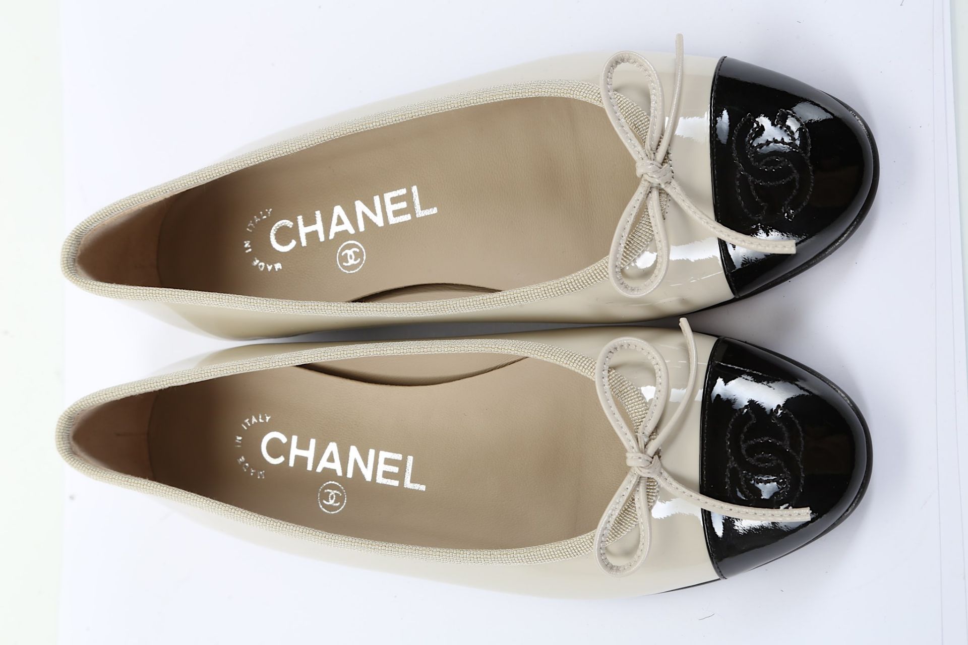 Chanel Taupe and Black Patent Ballet Pumps, size 34.5 (UK 1.5) Dust bags and box Condition Grade - Bild 2 aus 7
