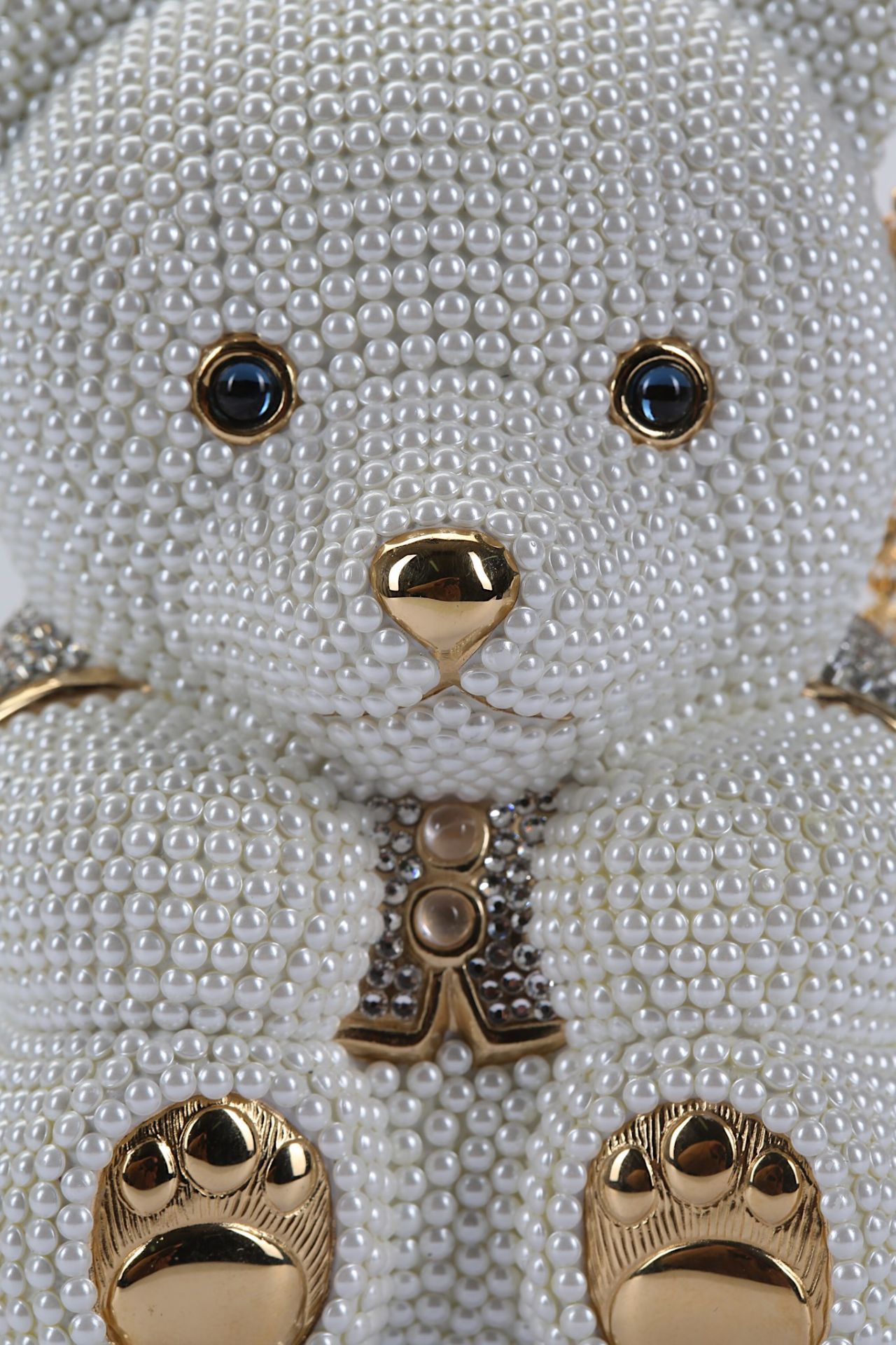 Judith Leiber Crystal and Pearl Sweetheart Bear Minaudiere, encrusted with faux seed pearls and - Bild 3 aus 10